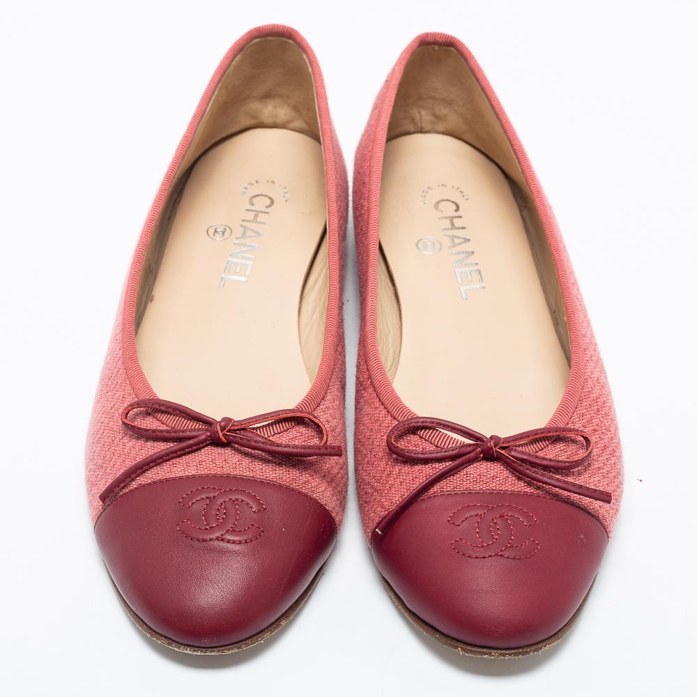 These ballet flats from the house of Chanel will certainly deliver a sense of elegance and poise with their chic design. They are made from tweed and leather and feature a bow detailing and the CC logo on the cap toes. These shoes will help you look