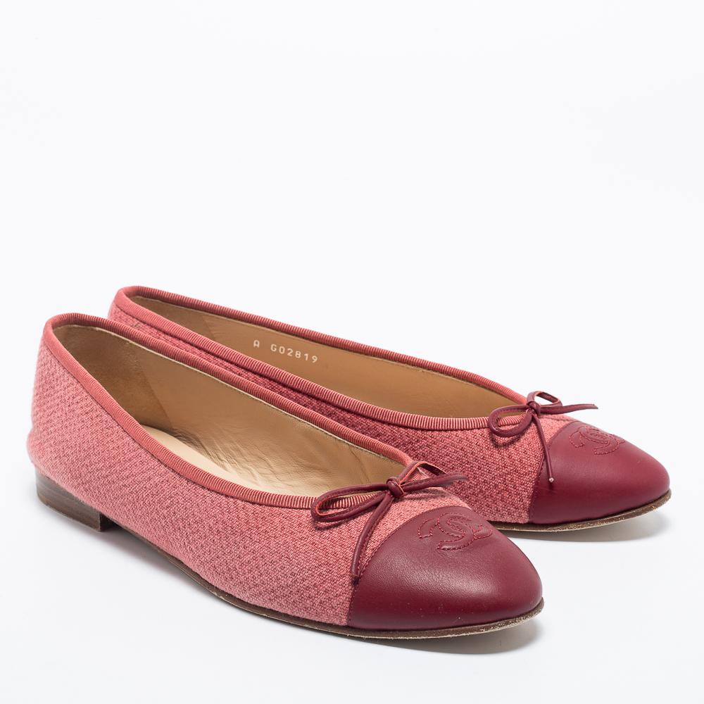 Chanel Pink/Burgundy Tweed and Leather CC Cap Toe Bow Ballet Flats Size 40 In Good Condition In Dubai, Al Qouz 2