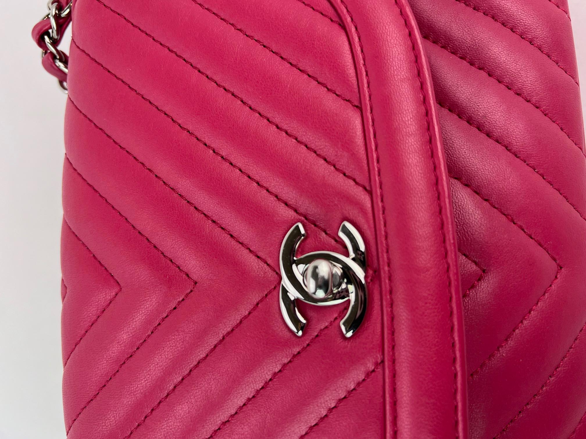 Chanel Pink Calfskin Chevron Medium Round Flap Lambskin Shoulder Bag For Sale 9