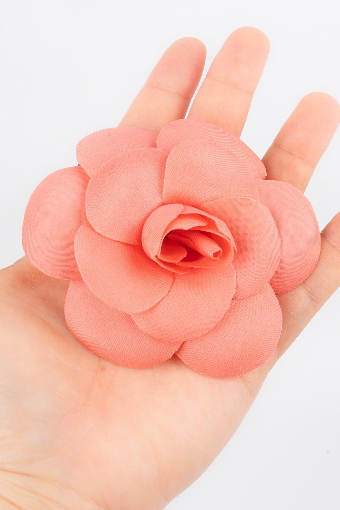 Chanel - Pink camellia brooch. Not signed jewelry.
 
 Additional information: 
 Condition: Good condition
 Dimensions: Daimeter: 7.5 cm
 
 Seller Reference: BRB145