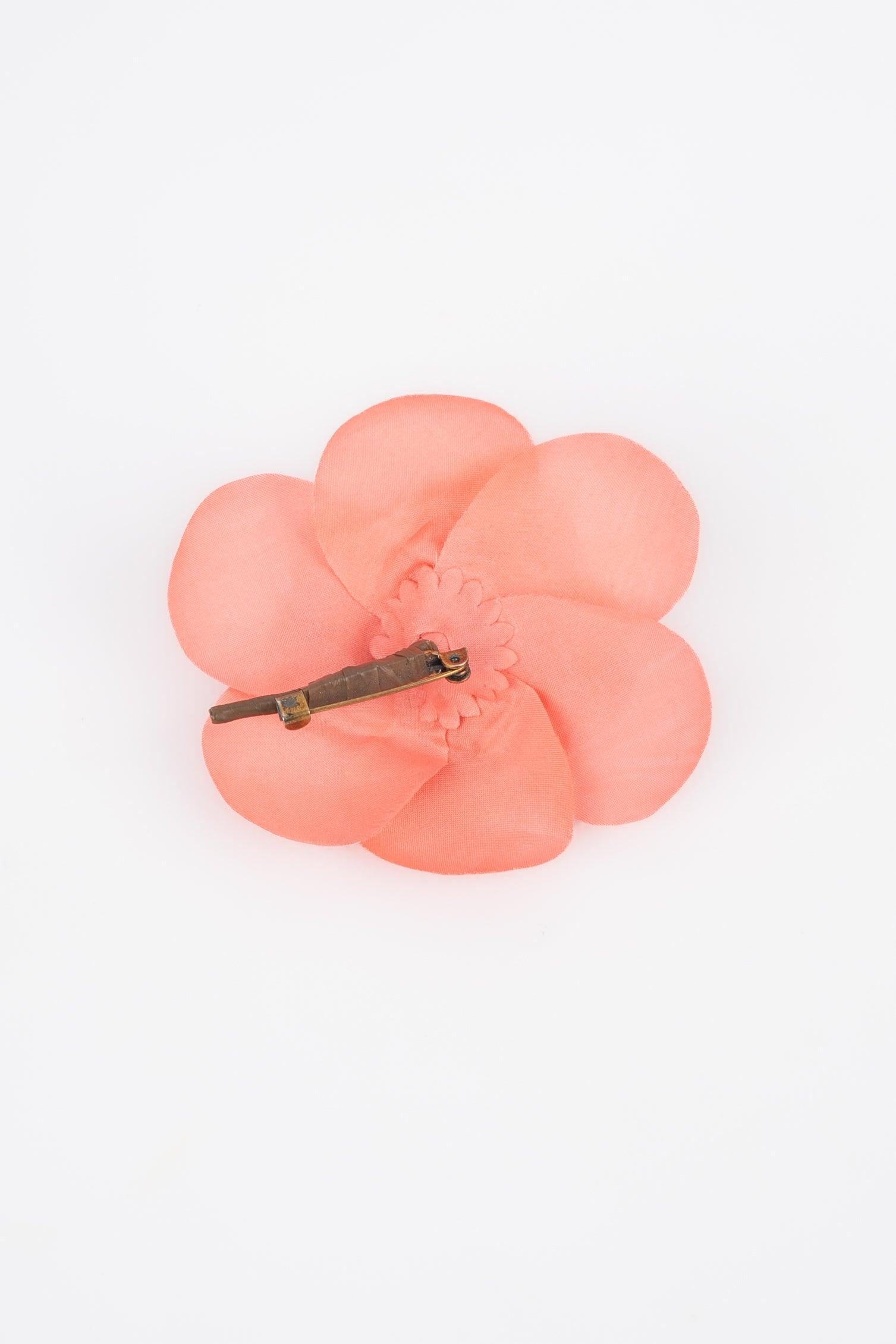 Chanel Pink Camellia Brooch  In Good Condition For Sale In SAINT-OUEN-SUR-SEINE, FR