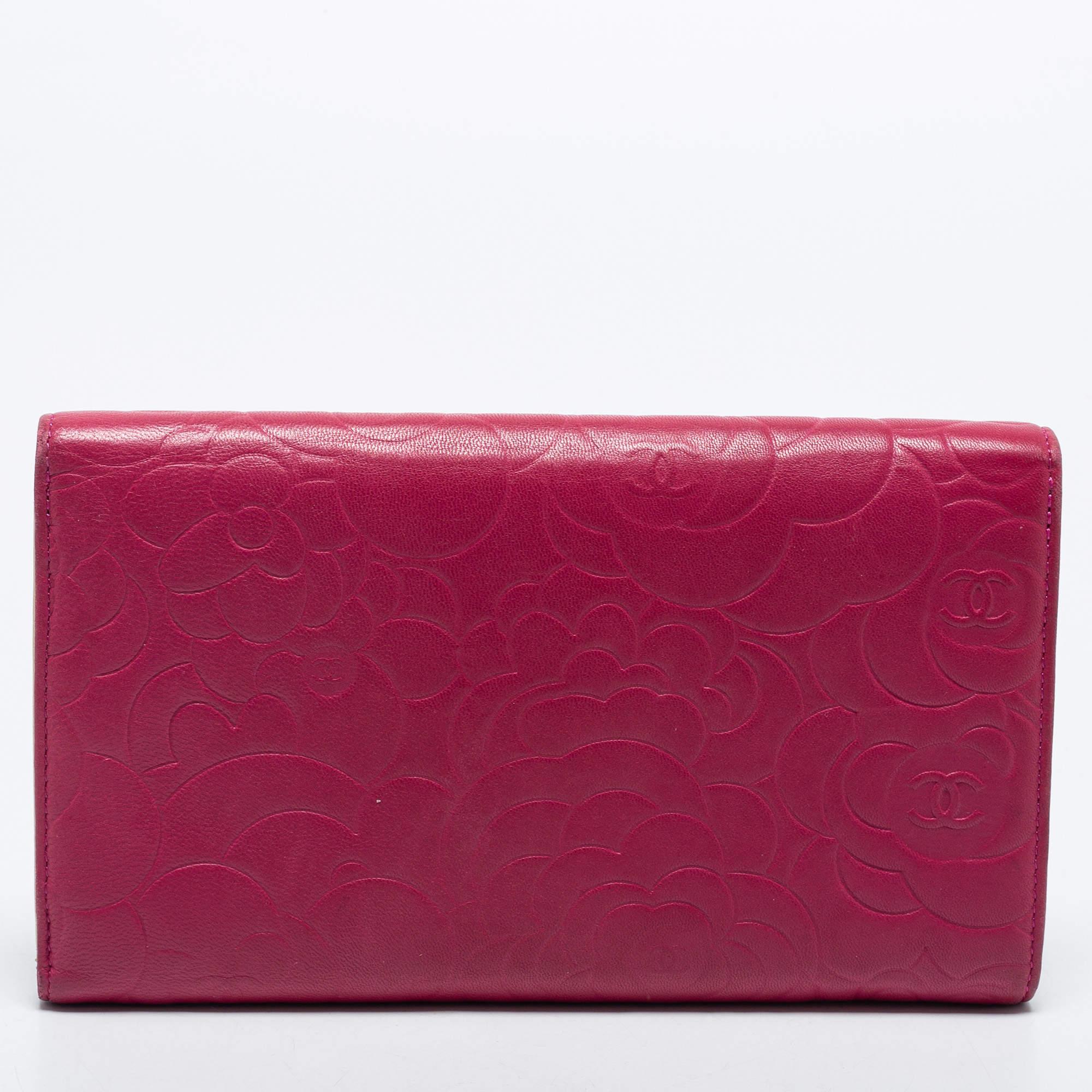 This wallet is enriched with historic details and functional elements. It can be conveniently carried around, and it is adorned with gold-tone accents. With a refined construction, it comes made from embossed leather, and the signature 'CC' motif on