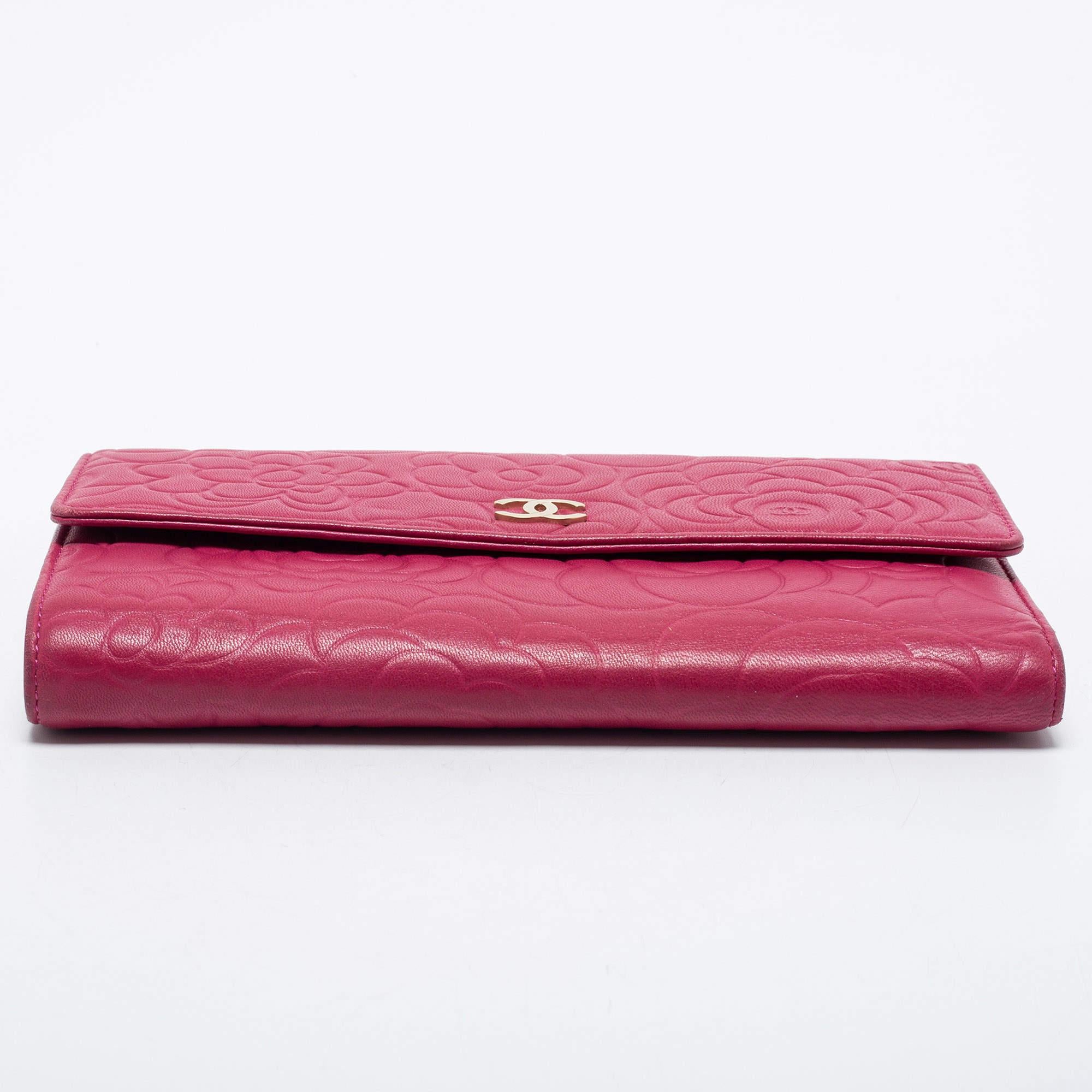 Chanel Pink Camellia Embossed Leather CC Flap Wallet In Good Condition In Dubai, Al Qouz 2