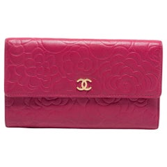 Chanel Portemonnaie aus geprägtem Leder mit rosa Kamelienmuster CC mit Klappe