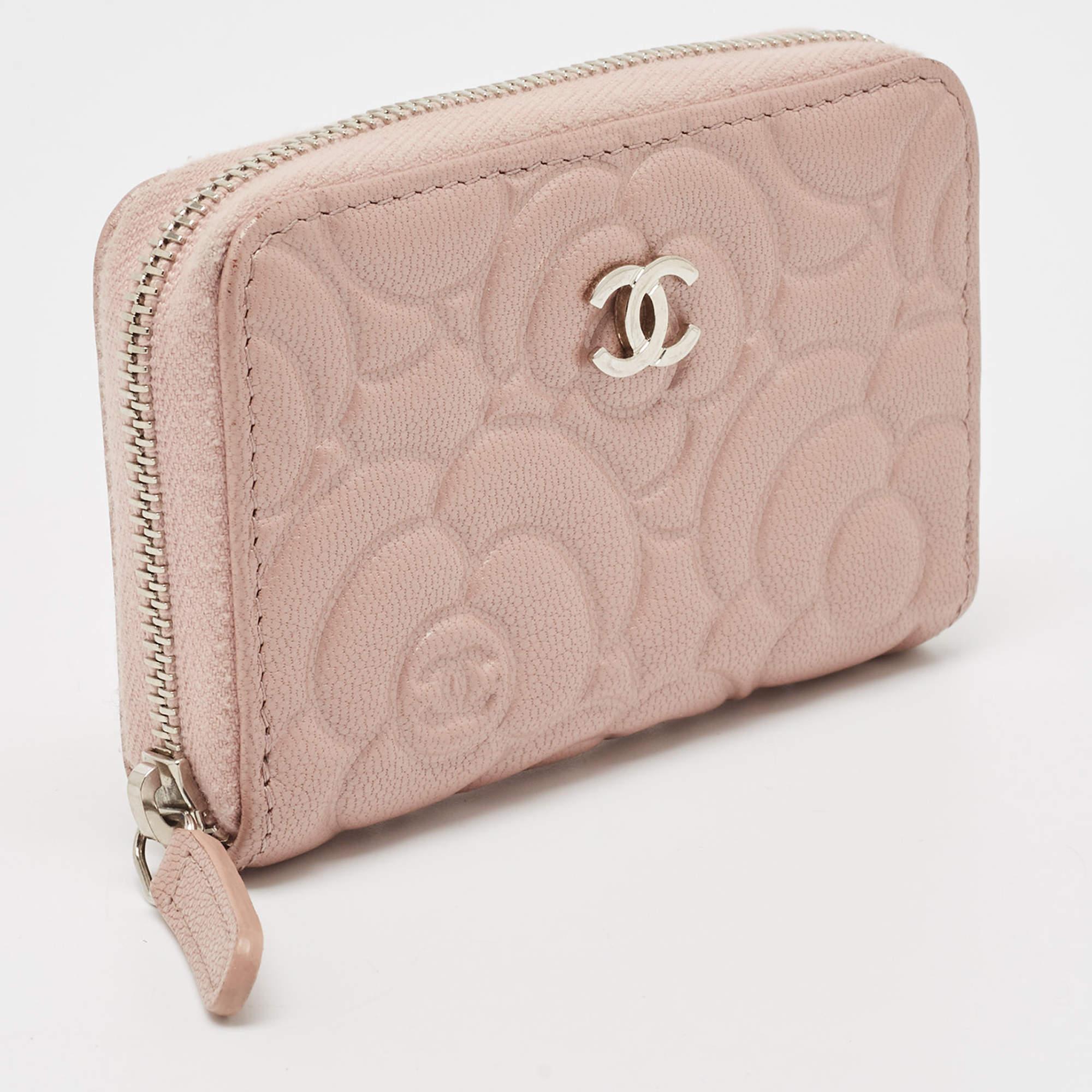 Dieses Portemonnaie von Chanel ist aus gestepptem Kamelienleder gefertigt. Das rosafarbene Etui mit feinen Nähten, die sich in das edle Finish einfügen, ist mit einem Reißverschluss gesichert und mit dem CC-Logo versehen. Eine klassische