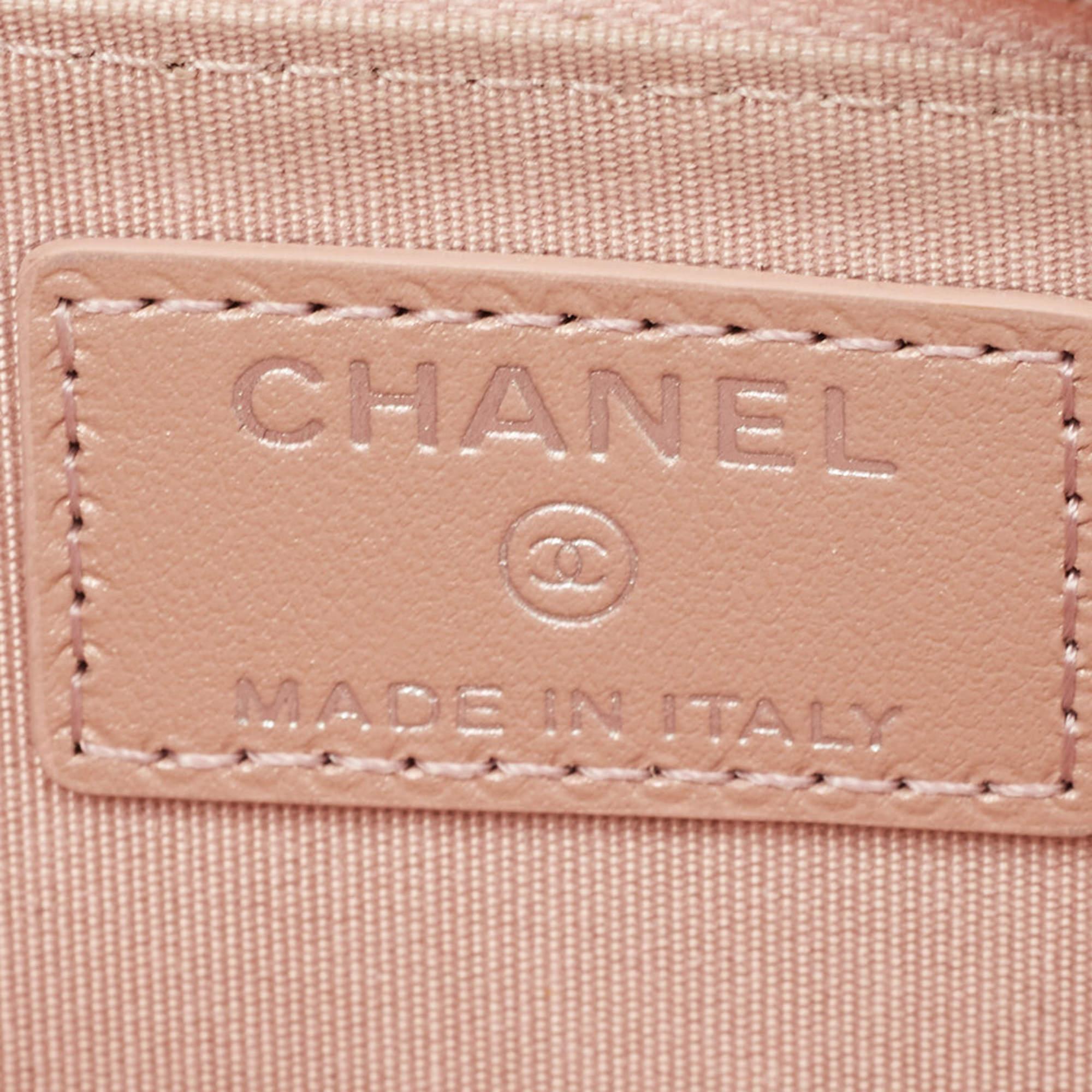 Chanel Rosa Kamelie geprägte Leder Zip um Münze Geldbörse Damen im Angebot