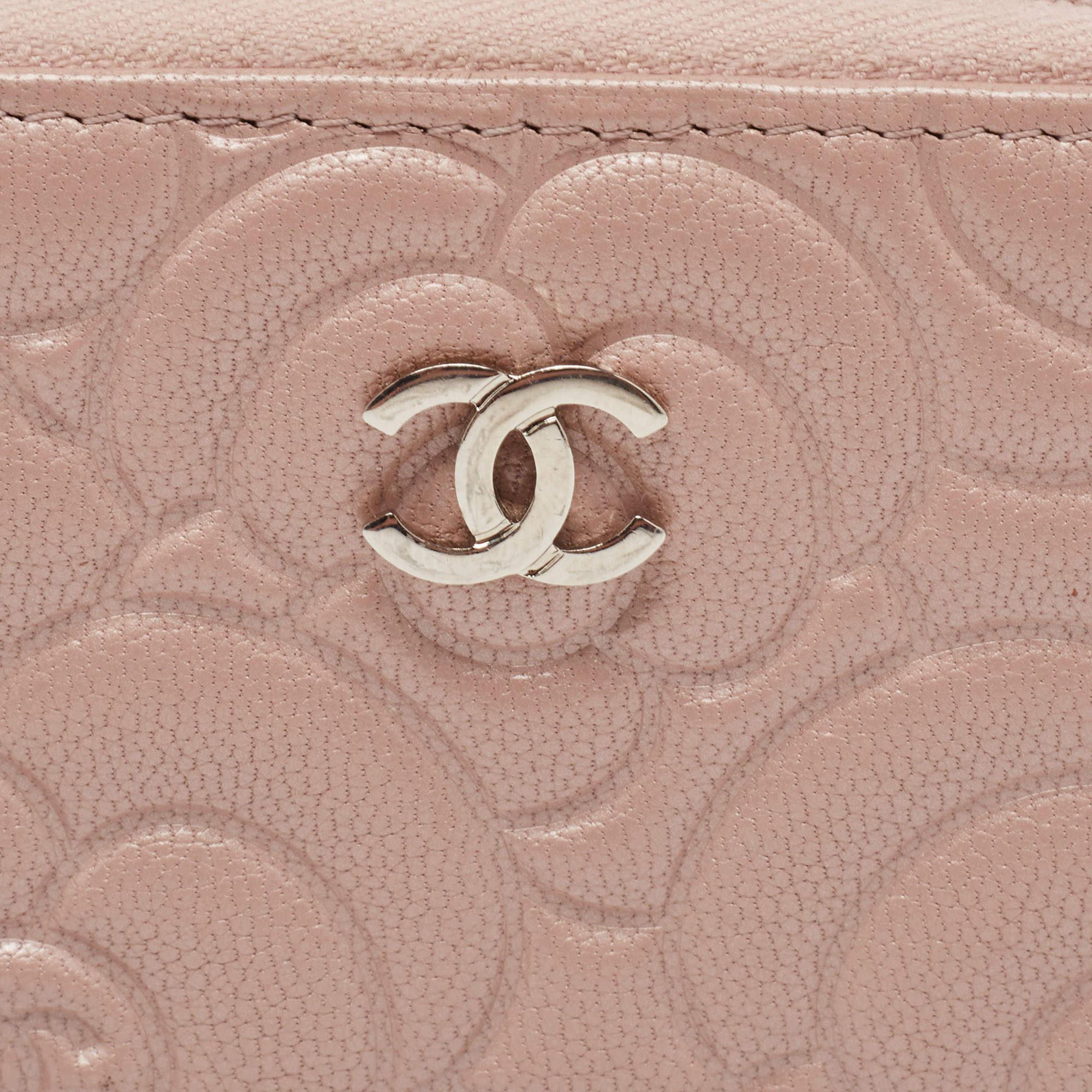 Chanel Rosa Kamelie geprägte Leder Zip um Münze Geldbörse im Angebot 1