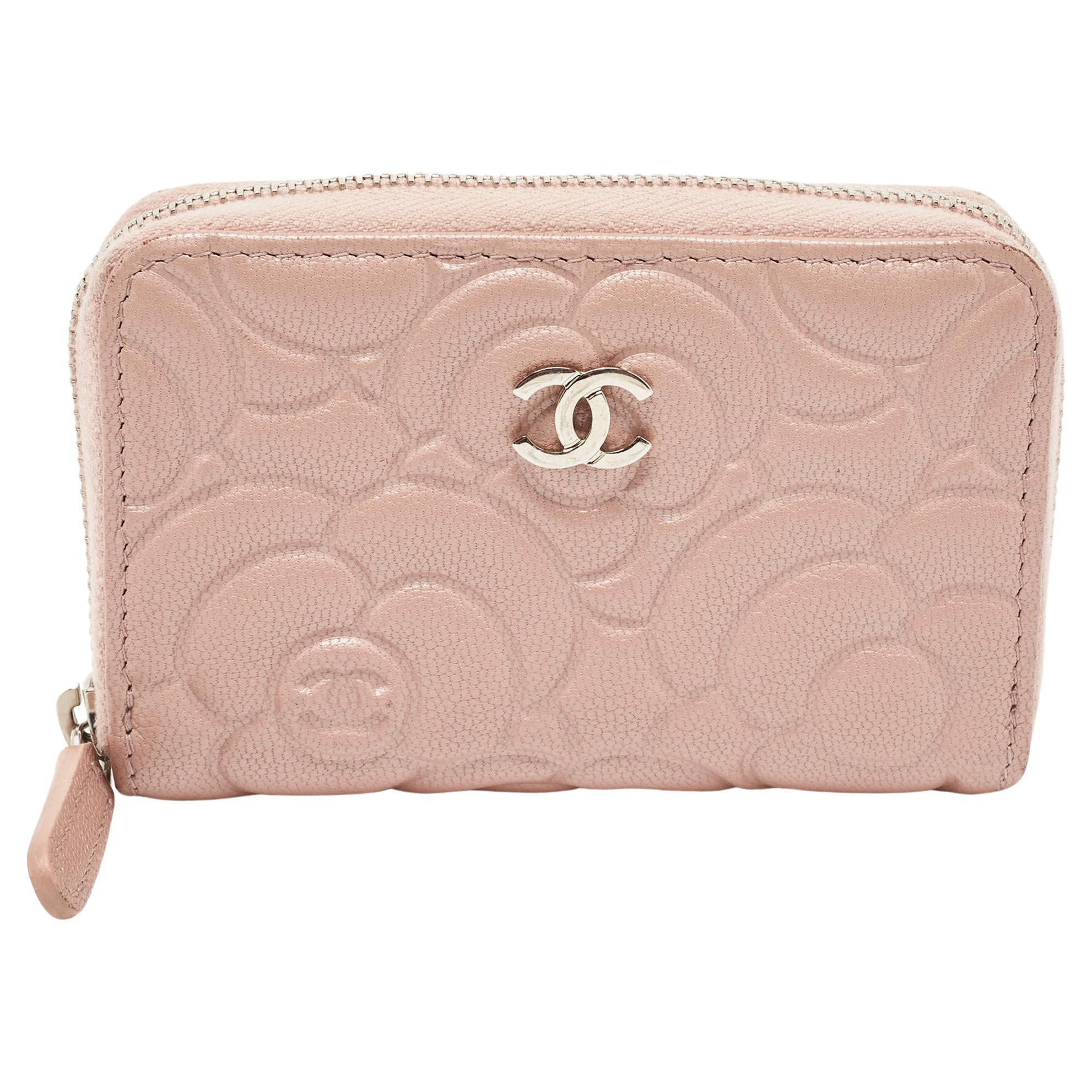 Chanel Rosa Kamelie geprägte Leder Zip um Münze Geldbörse im Angebot