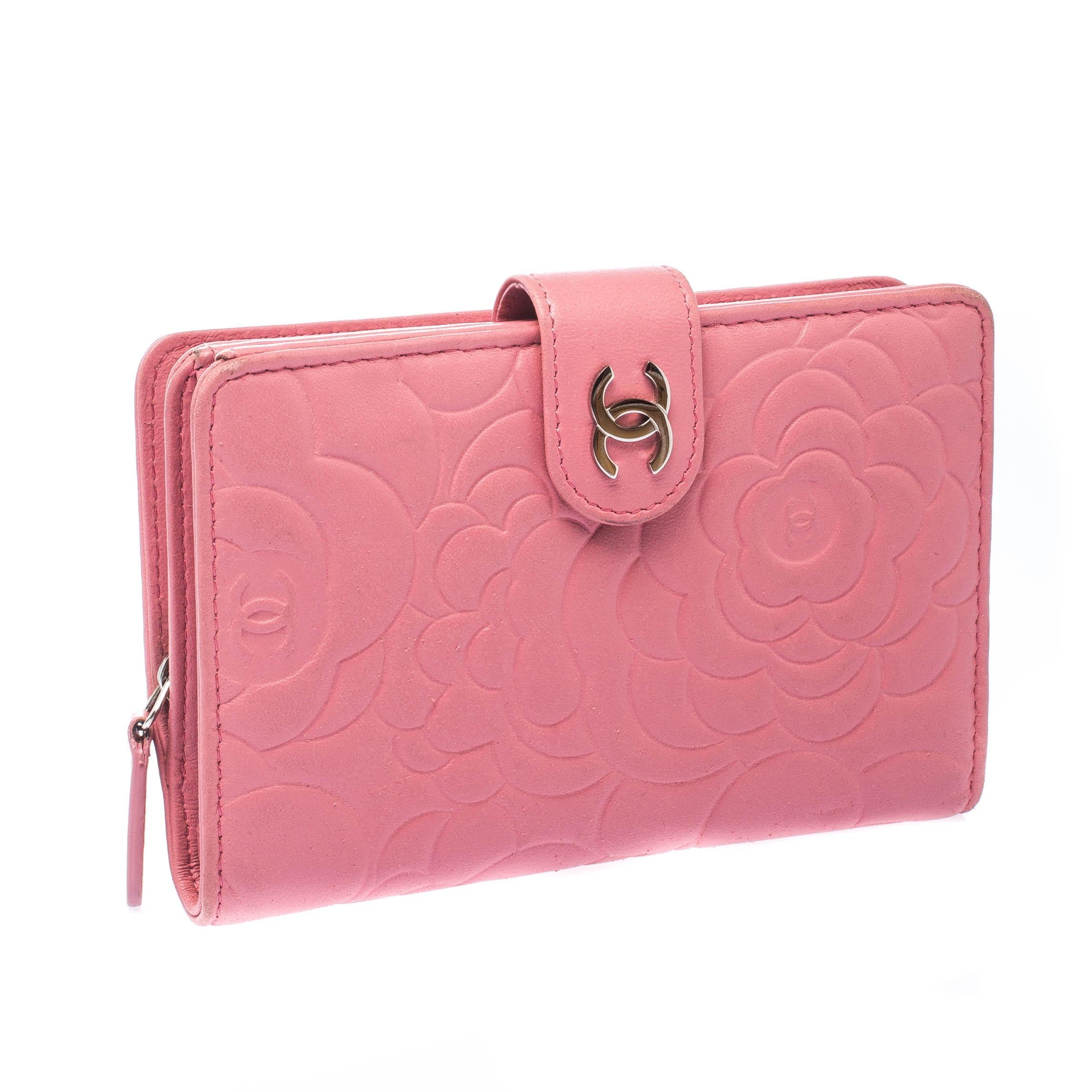 Chanel Pink Camellia Leather CC Wallet In Good Condition In Dubai, Al Qouz 2