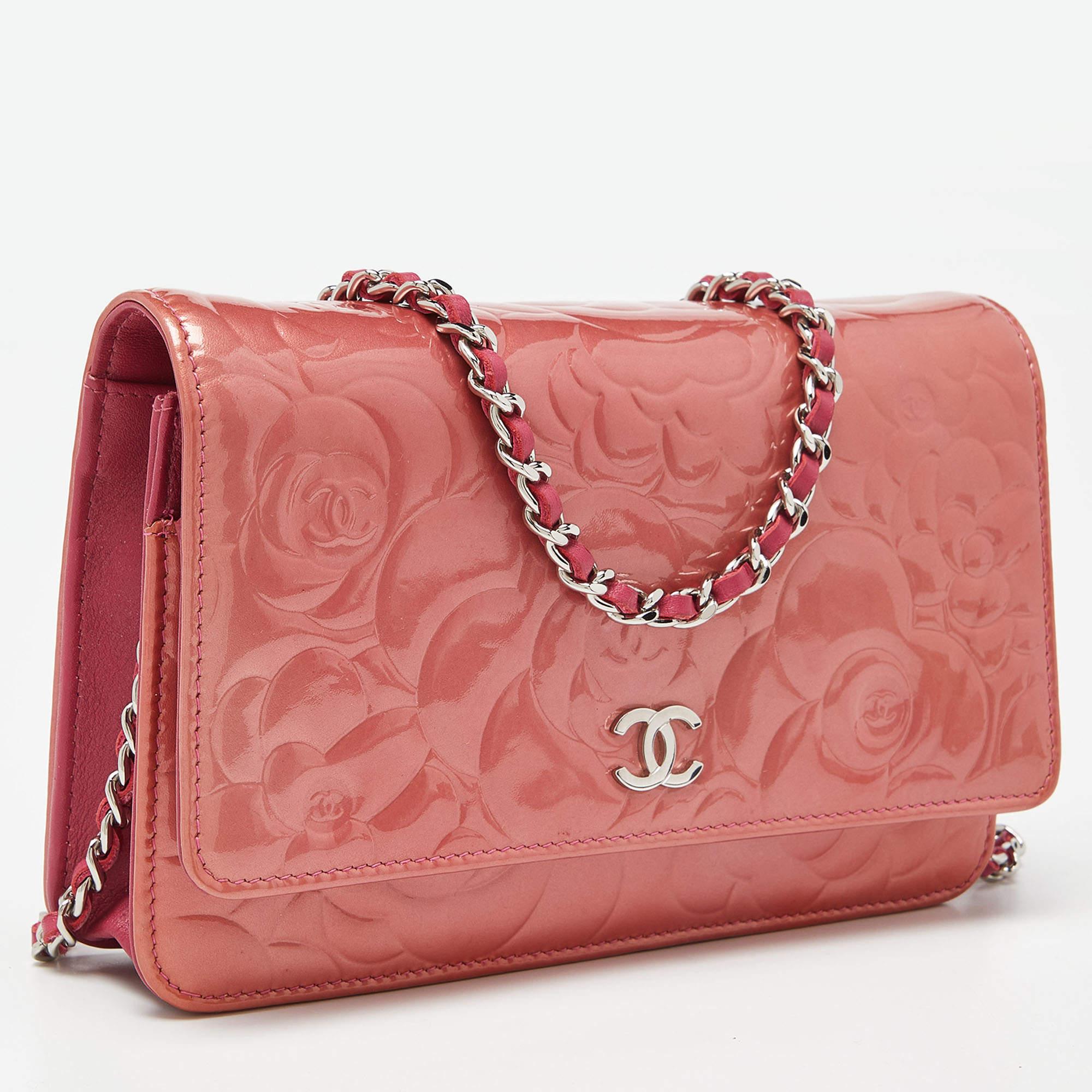 Chanel Portemonnaie aus Lack und Leder mit rosa Kamelie an Kette im Angebot 7