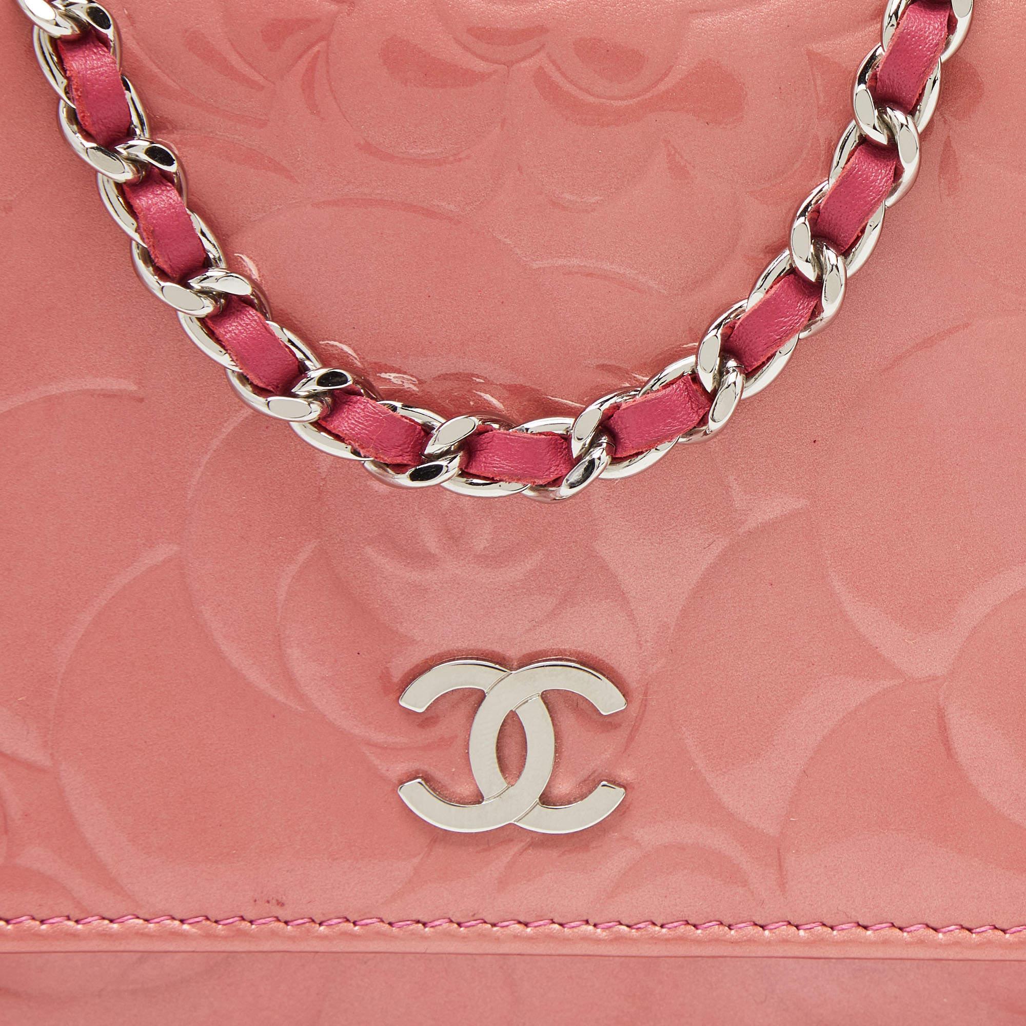 Chanel Pink Camellia Patent and Leather Wallet On Chain In Fair Condition For Sale In Dubai, Al Qouz 2