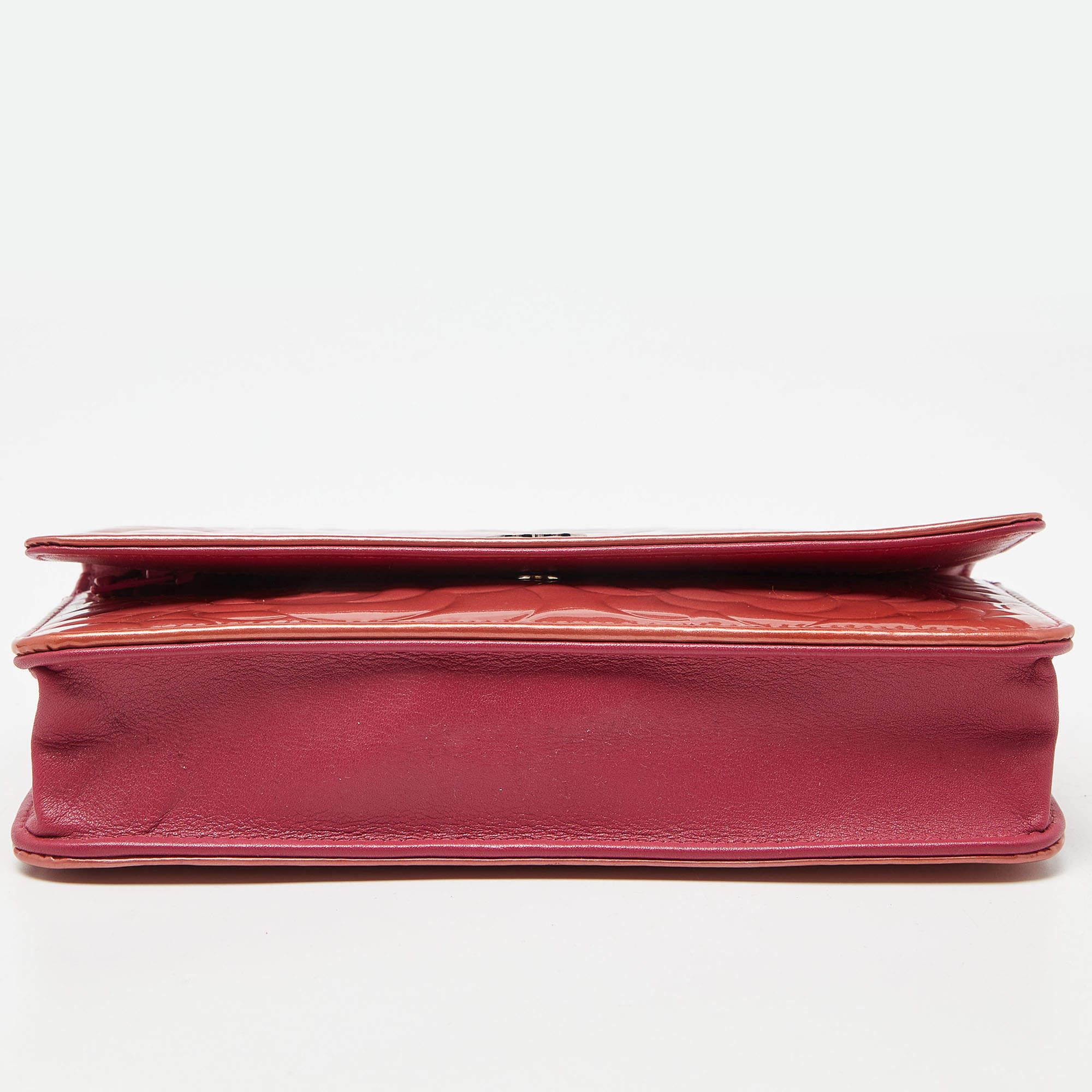 Chanel Portemonnaie aus Lack und Leder mit rosa Kamelie an Kette im Angebot 2