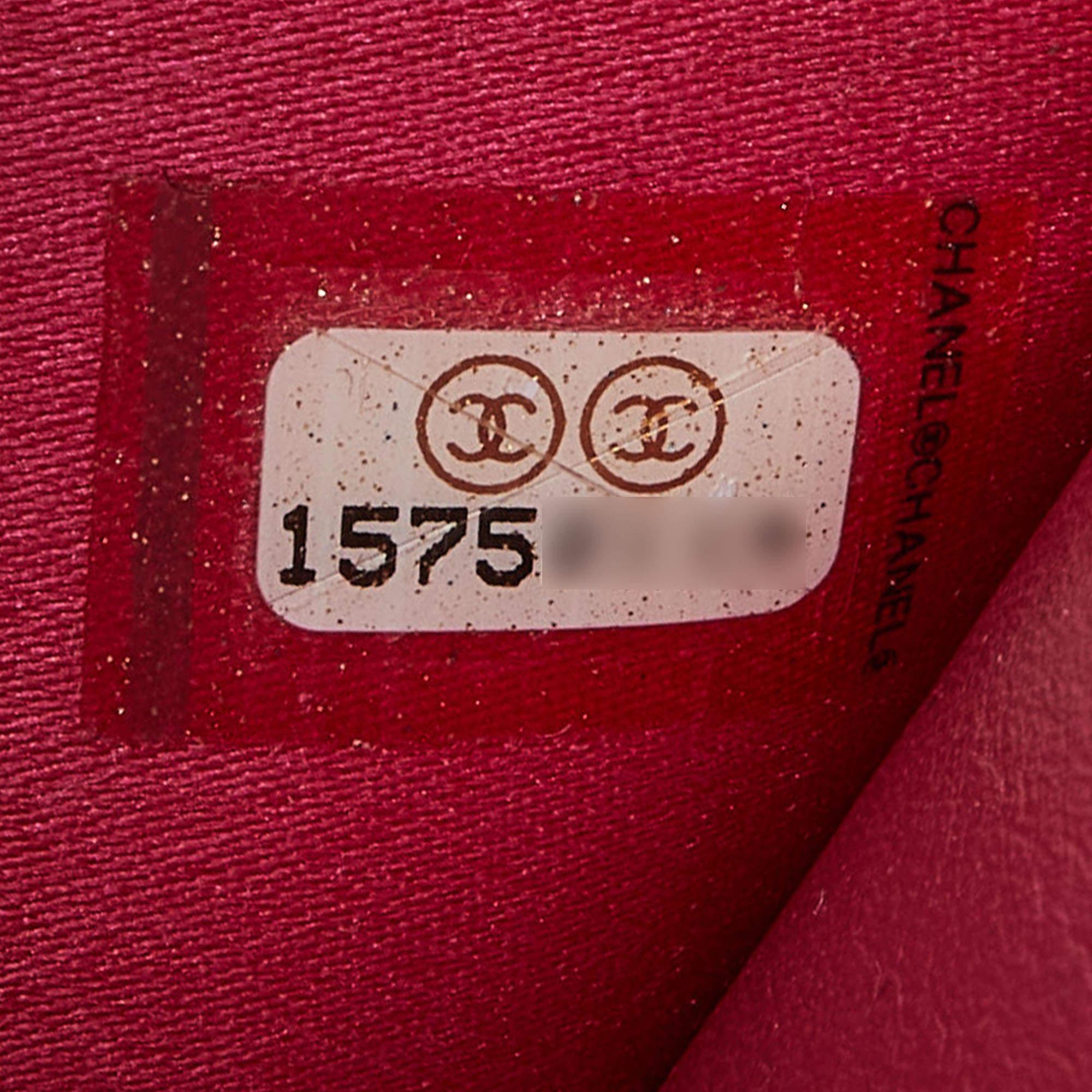 Chanel Portemonnaie aus Lack und Leder mit rosa Kamelie an Kette im Angebot 3