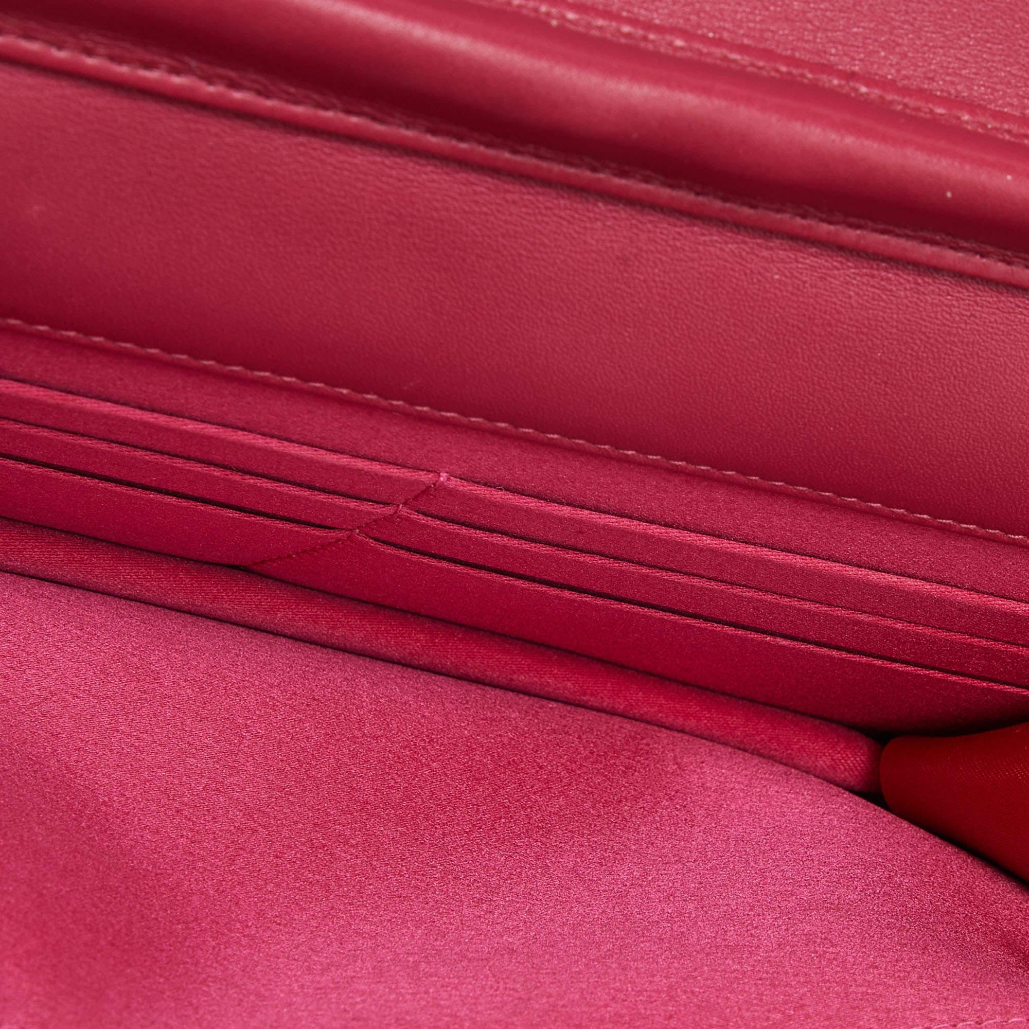 Chanel Portemonnaie aus Lack und Leder mit rosa Kamelie an Kette im Angebot 4