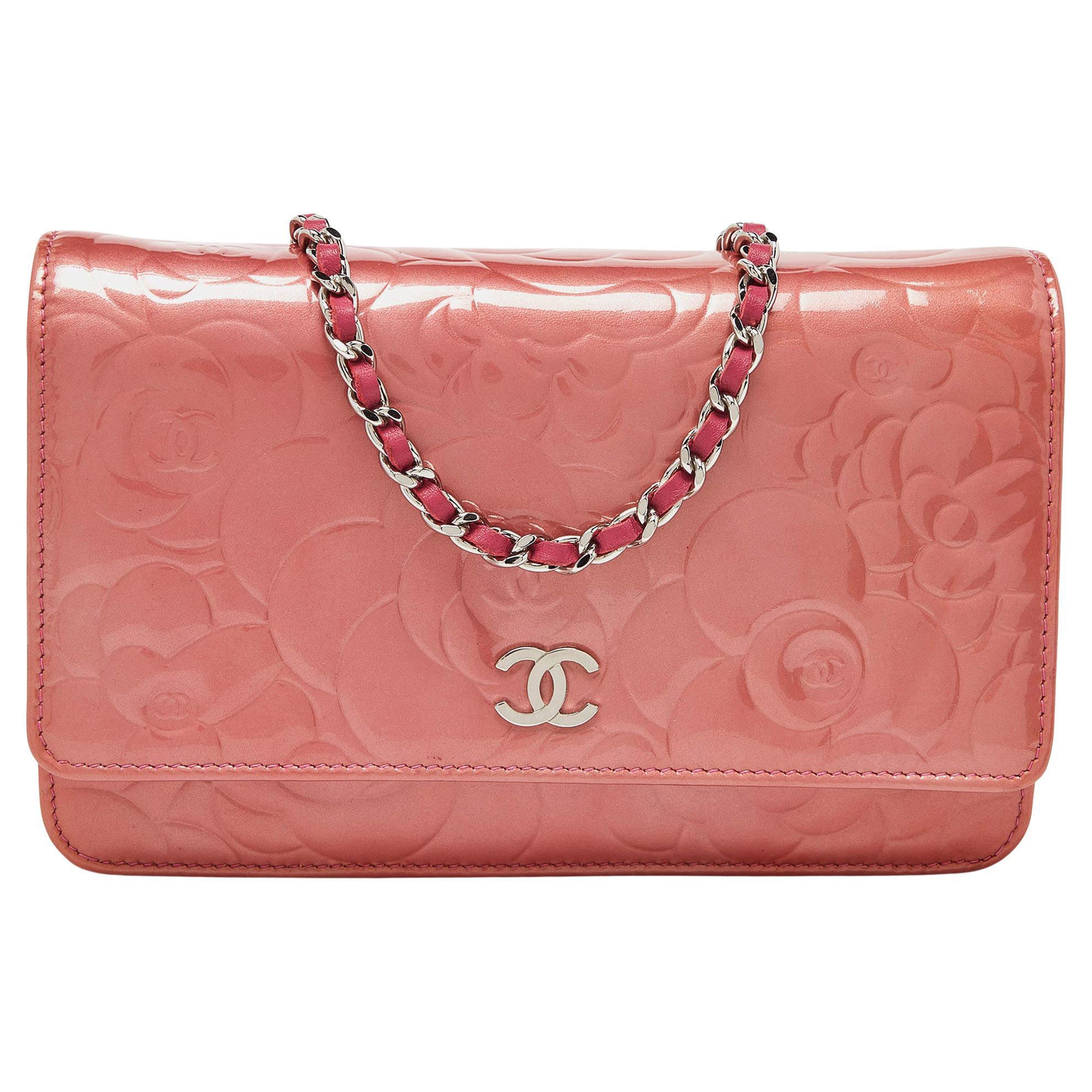 Chanel Portemonnaie aus Lack und Leder mit rosa Kamelie an Kette im Angebot