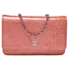 Chanel Portemonnaie aus Lack und Leder mit rosa Kamelie an Kette