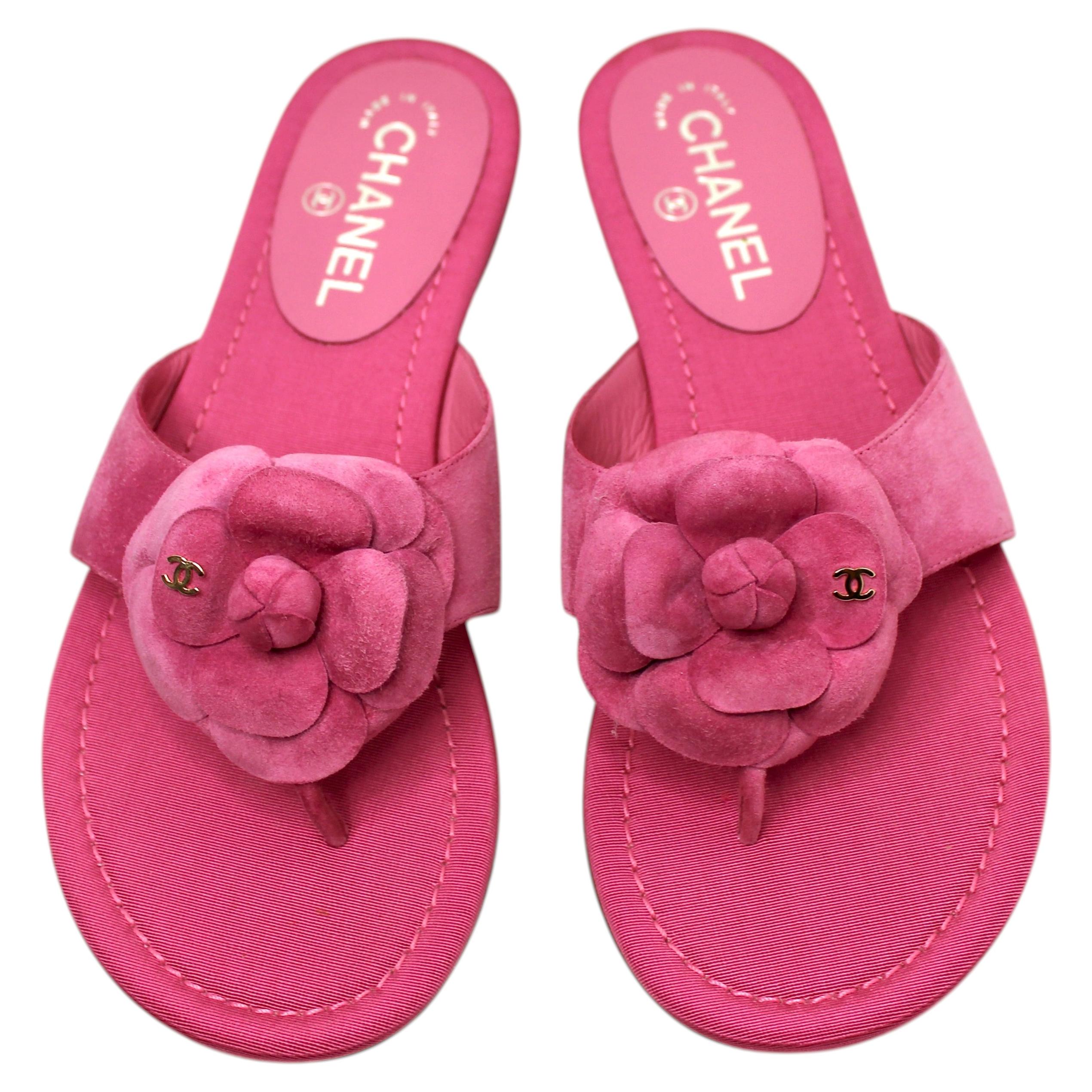 Chanel Rosa Kamelie Wildleder Coco Mark Sandalen circa 2016