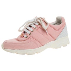 Chanel Pink Canvas And White Leather CC Lace Up Sneakers Taille 36