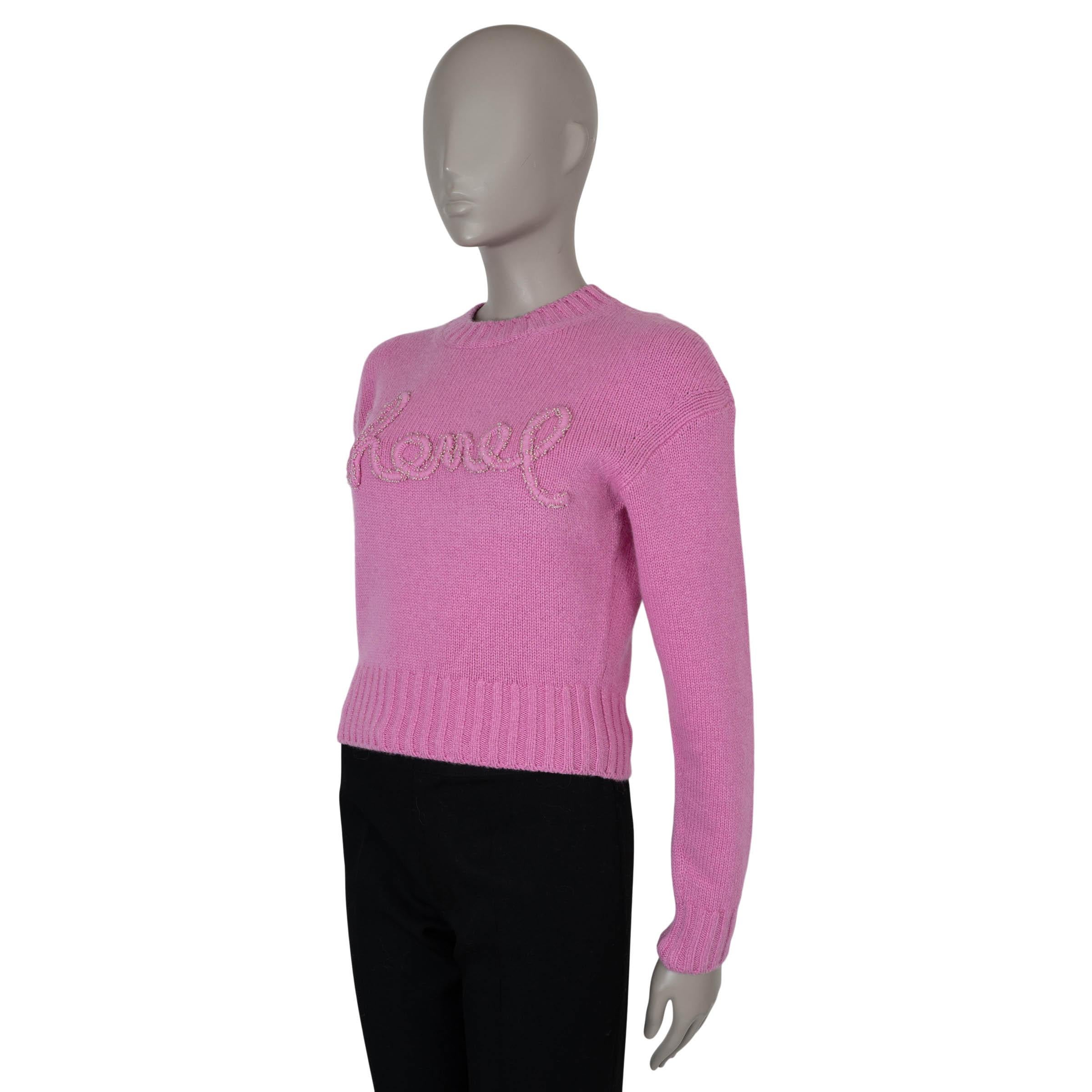 This 100% authentic Chanel sweater in pink cashmere (100%) exudes effortless elegance. Designed with a boxy silhouette and dropped shoulders, it offers a relaxed yet refined fit. The crewneck and rib-knit trims add classic structure, while the