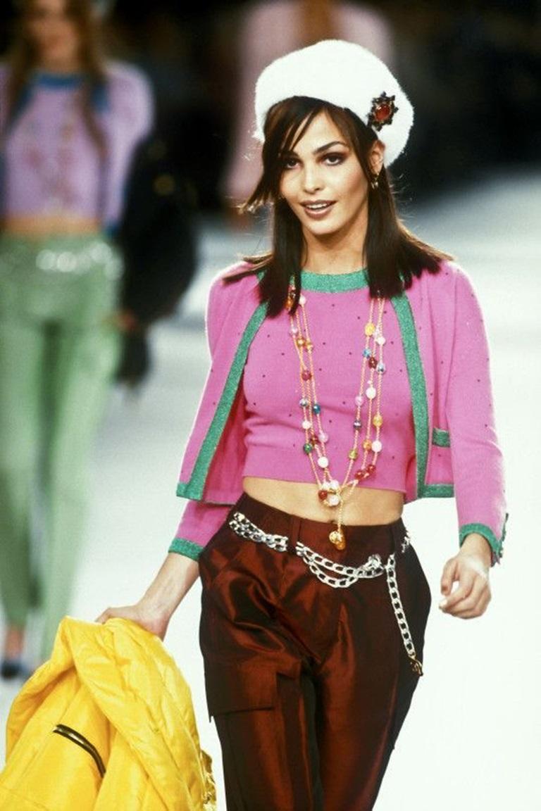 Chanel - (Made in United Kingdom) Set composed of a cardigan and a top made of pink cashmere embroidered with sequins and edged with green lurex threads. 42FR size indicated. 1996 Fall-Winter Collection.

Additional information:
Condition: Very good