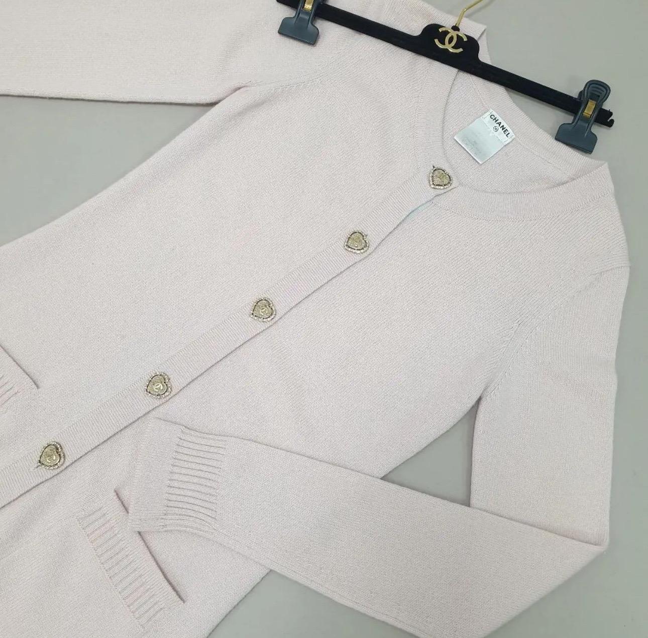 Chanel Pink Cashmere CC Heart Buttons Cardigan  In Good Condition For Sale In Krakow, PL