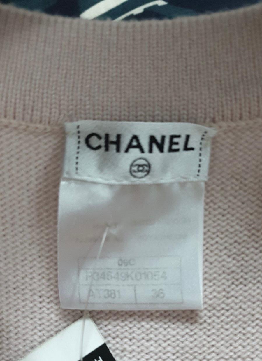 Cardigan Chanel rose cachemire CC à boutons en forme de cœur  en vente 2