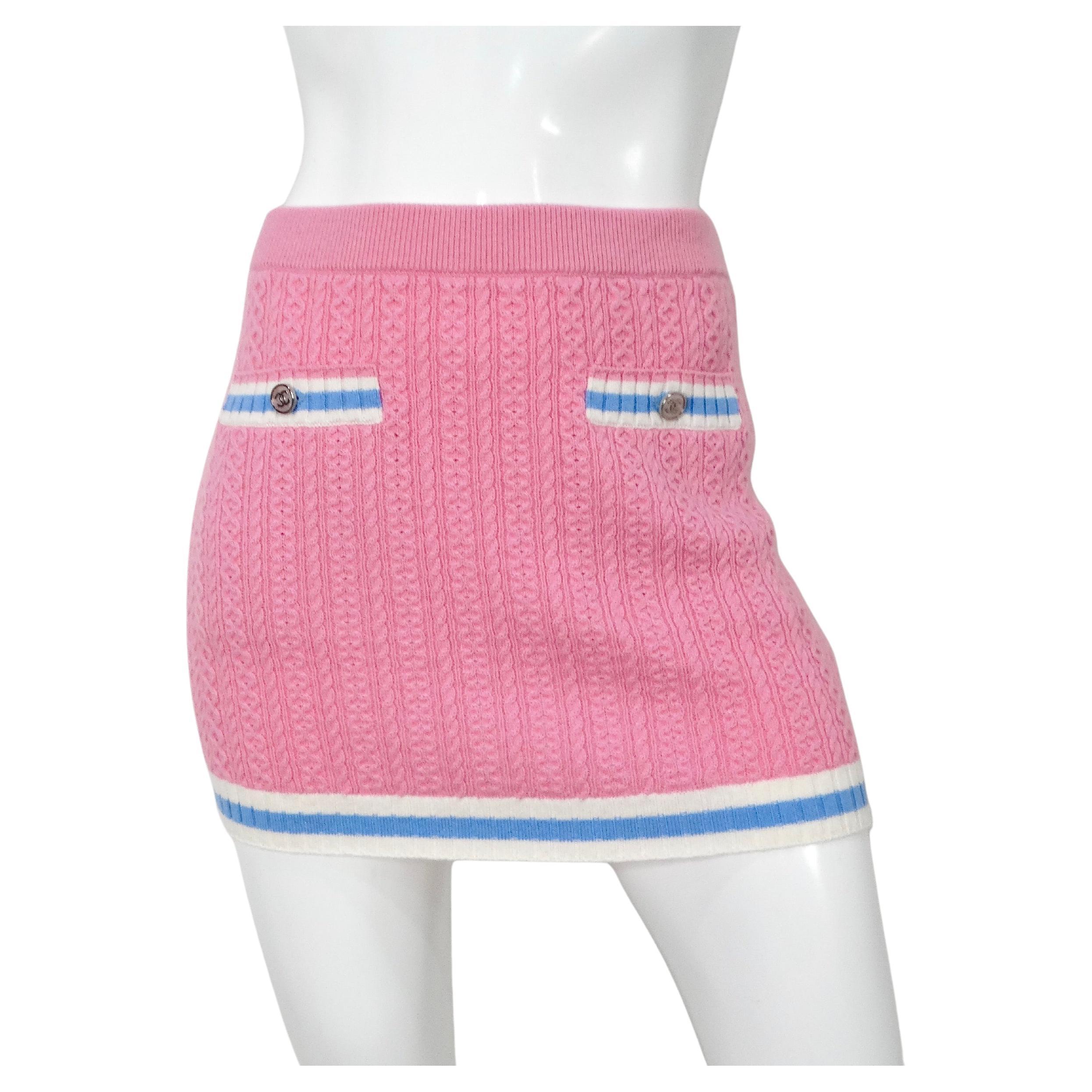 La minigonna Chanel rosa in cashmere e misto cotone emana un fascino sofisticato e un comfort lussuoso, rendendola un'aggiunta versatile a qualsiasi guardaroba alla moda. Realizzata in un morbido mix di cashmere e cotone, questa minigonna offre un