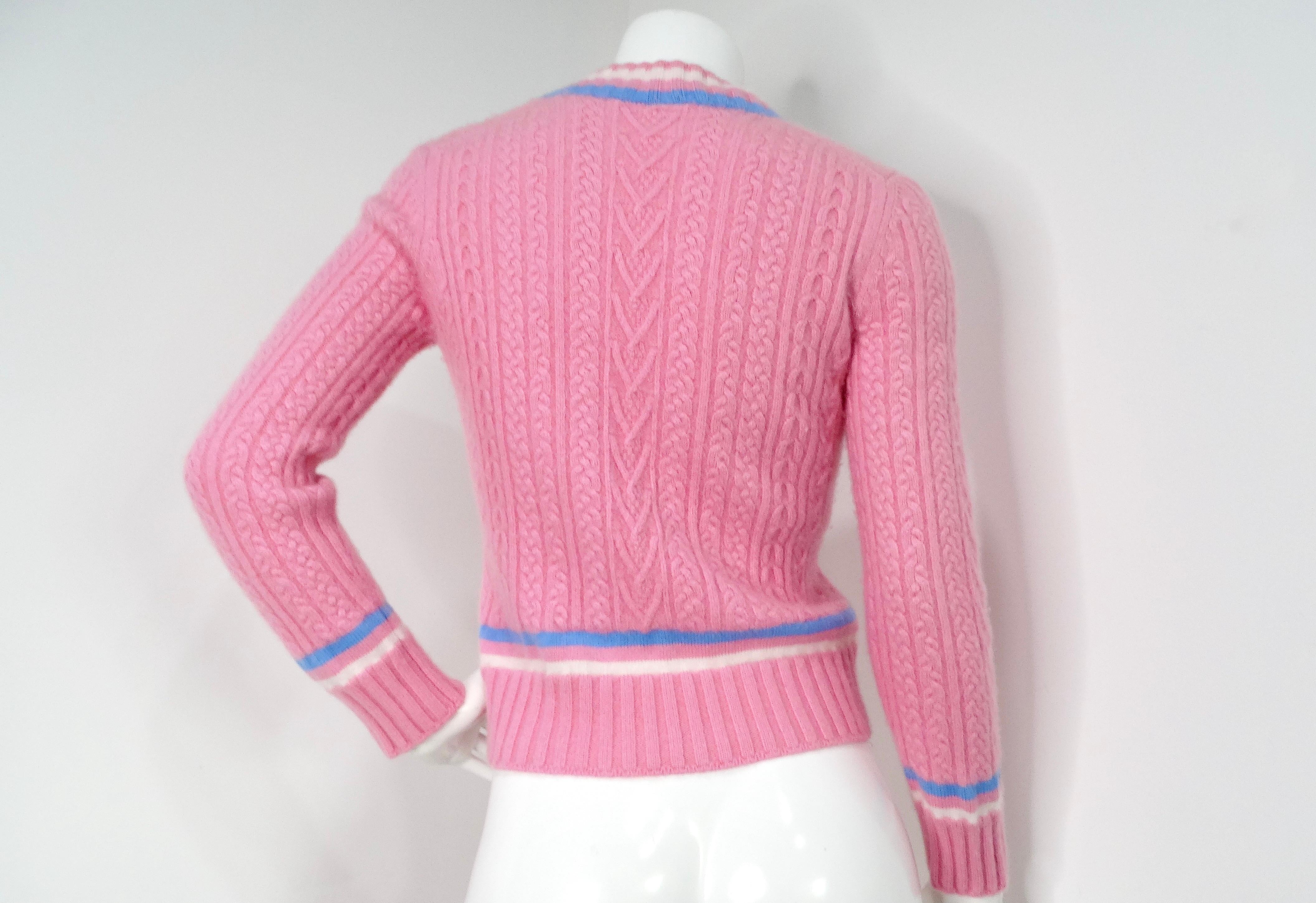Maglione con scollo a V in misto cotone e cashmere rosa di Chanel in vendita 1