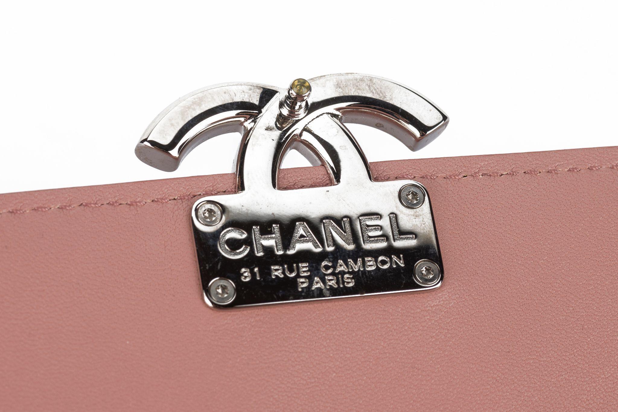 Sac boîte CC rose caviar Chanel en vente 7