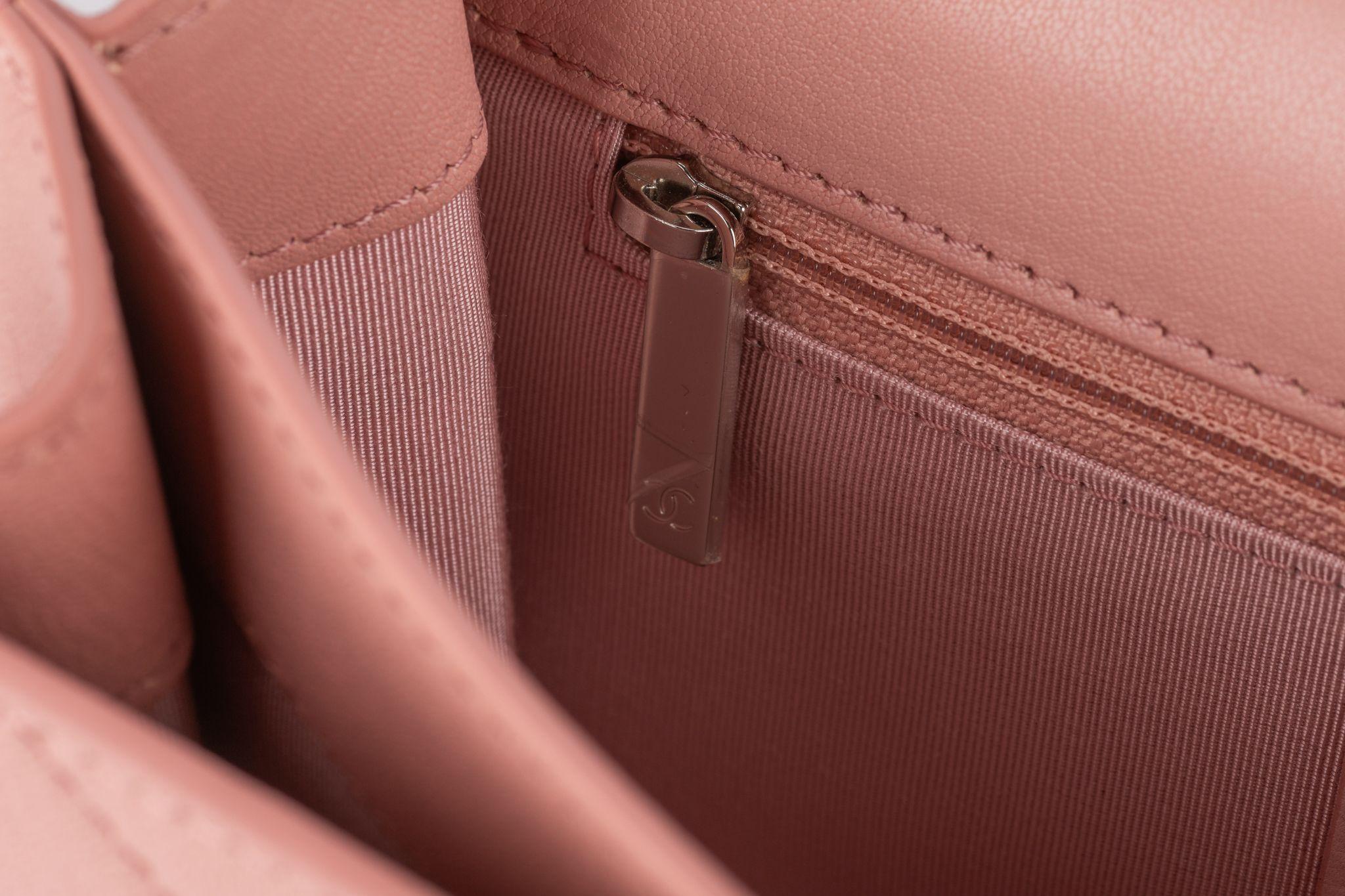 Sac boîte CC rose caviar Chanel en vente 8