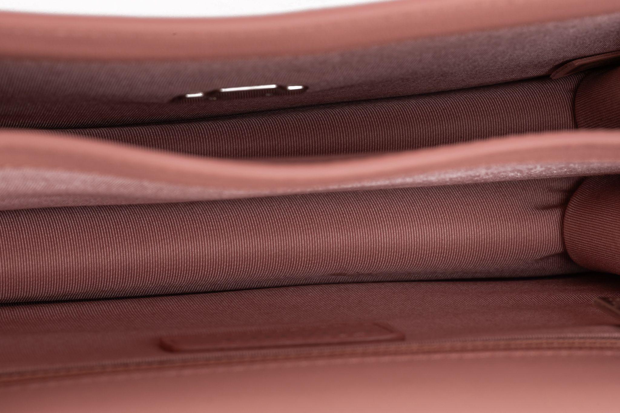 Sac boîte CC rose caviar Chanel en vente 9