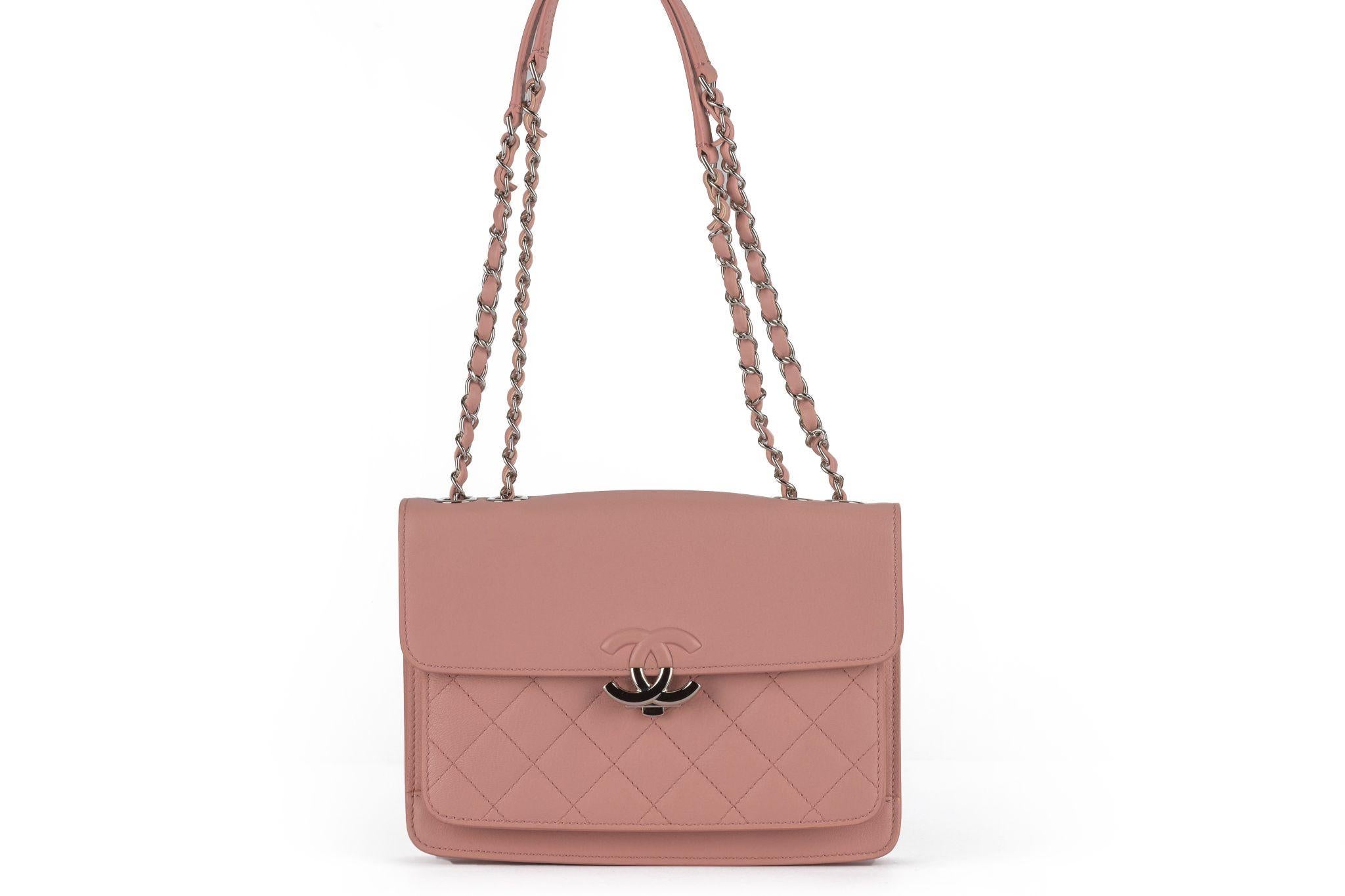 Le sac Chanel CC Box est un classique, et son format compact en fait le compagnon idéal pour tous les jours et vous permet de transporter tous vos essentiels. L'intérieur est doublé de tissu ton sur ton et comporte deux compartiments latéraux plats