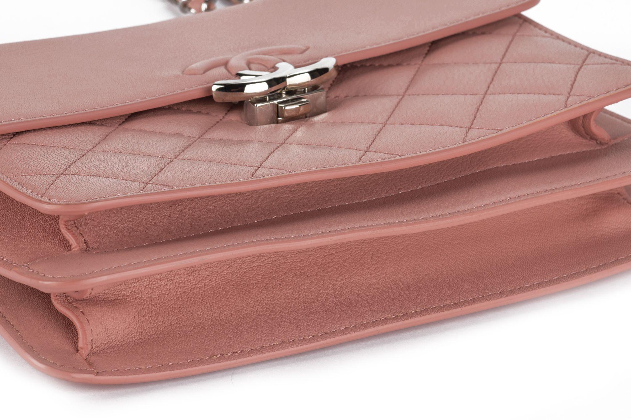 Sac boîte CC rose caviar Chanel en vente 1