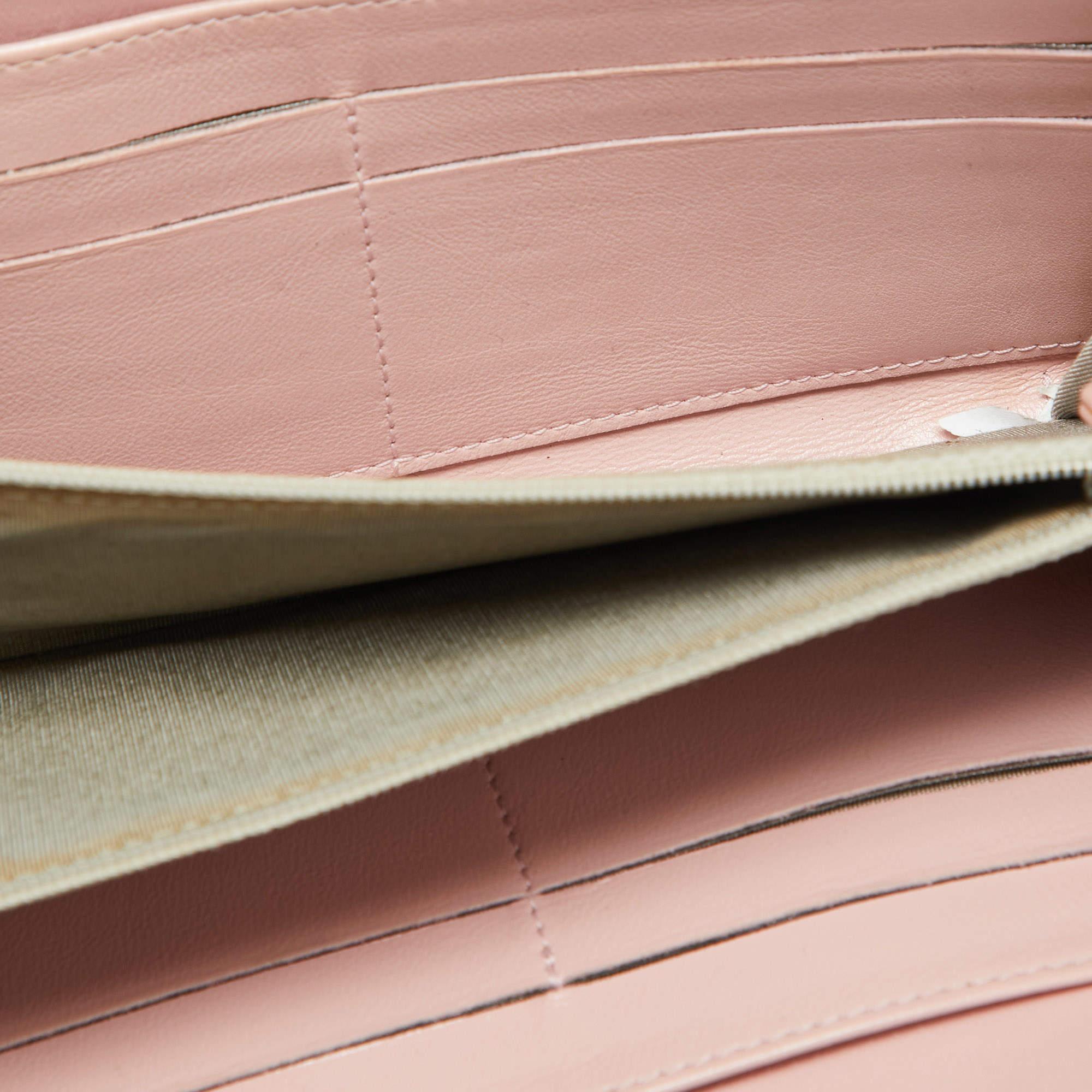Beige Portafoglio Chanel in pelle di caviale rosa CC Timeless Zip Around in vendita