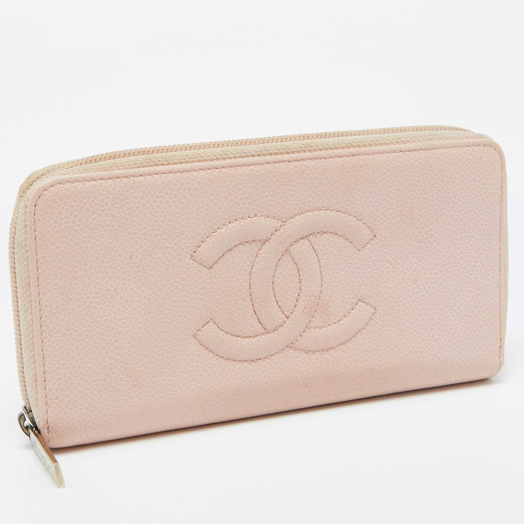 Donna Portafoglio Chanel in pelle di caviale rosa CC Timeless Zip Around in vendita