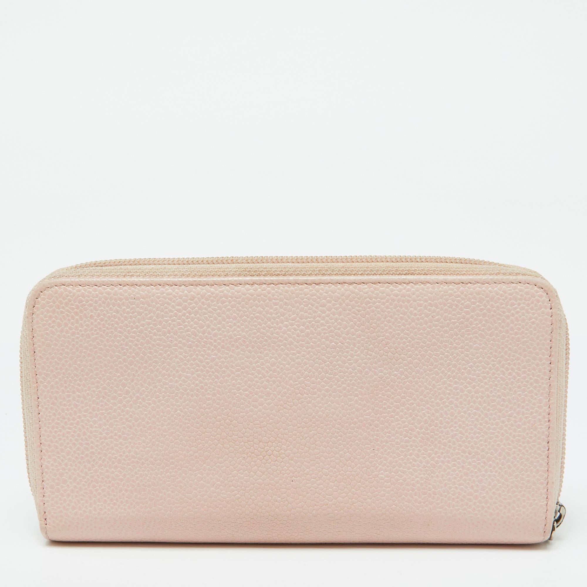 Portafoglio Chanel in pelle di caviale rosa CC Timeless Zip Around in vendita 1