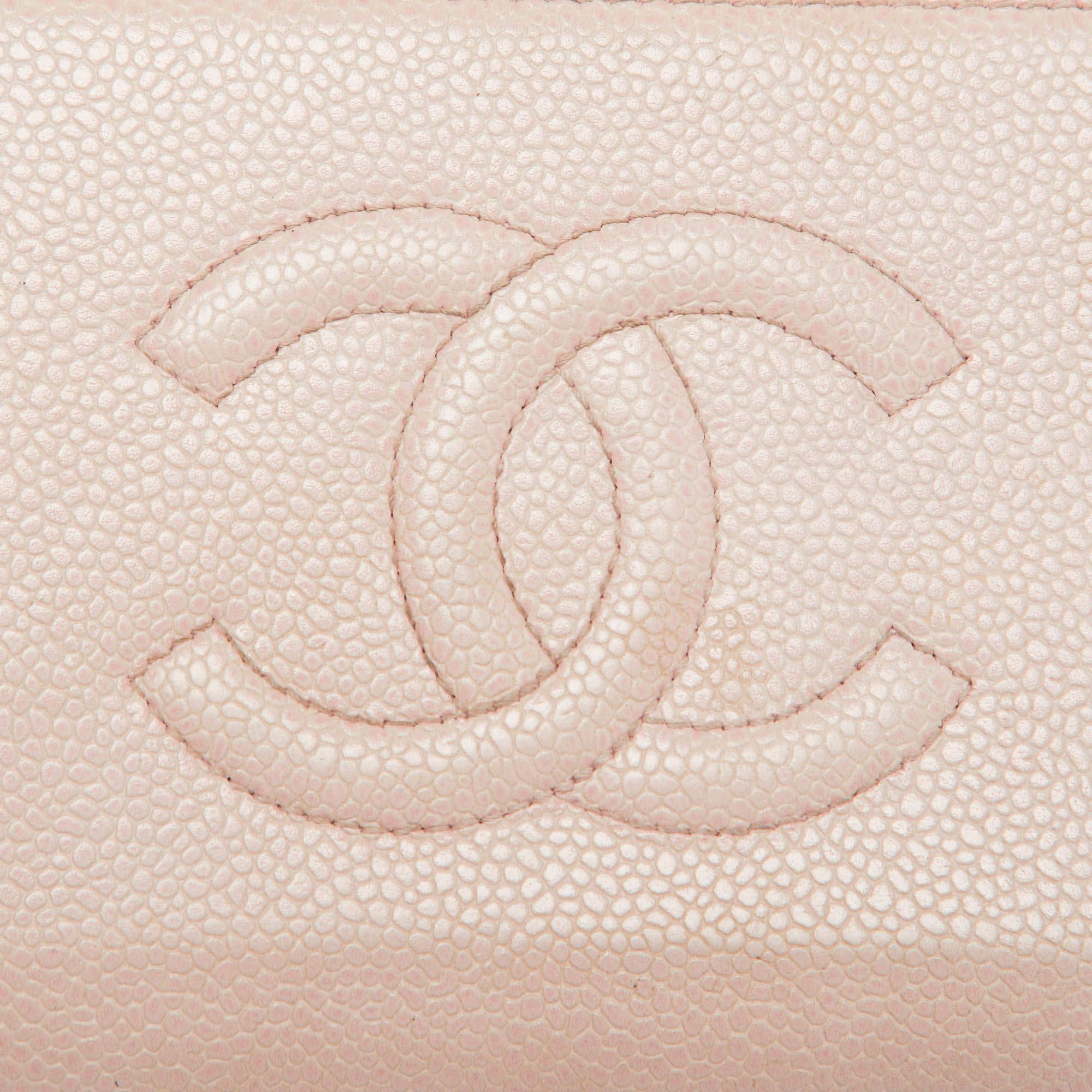 Portafoglio Chanel in pelle di caviale rosa CC Timeless Zip Around in vendita 2