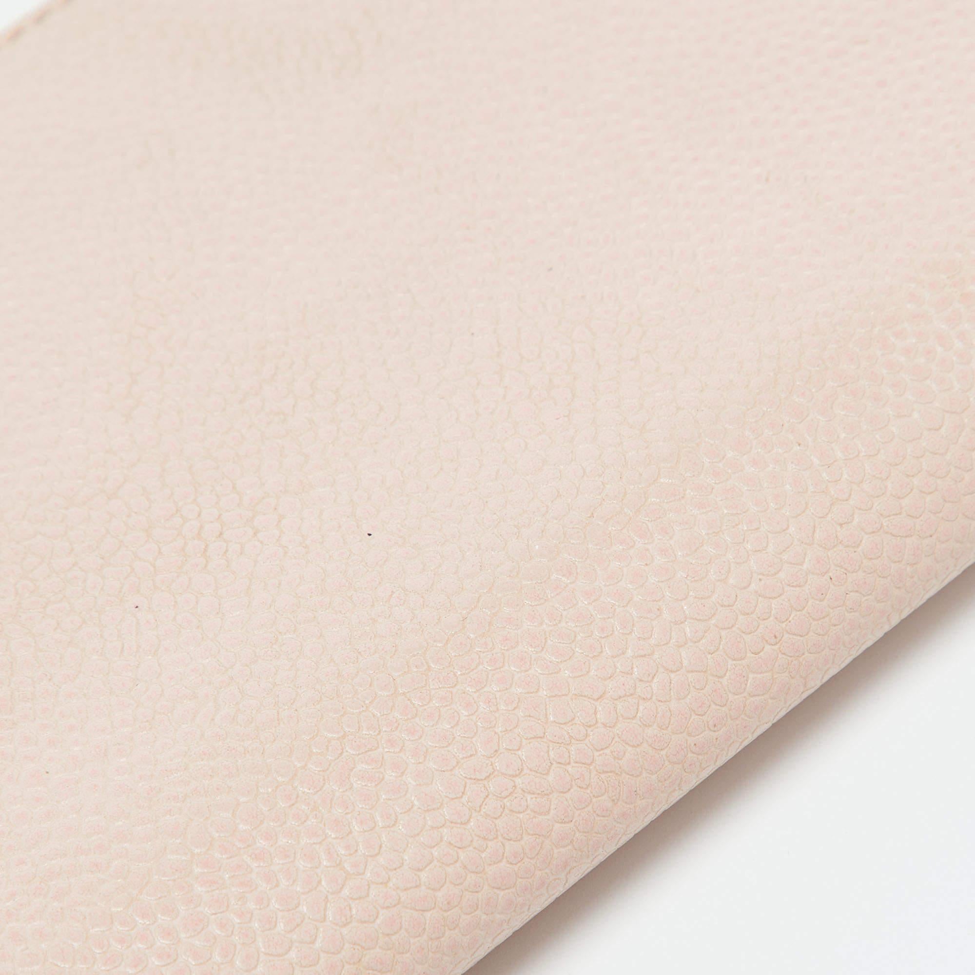 Portafoglio Chanel in pelle di caviale rosa CC Timeless Zip Around in vendita 3