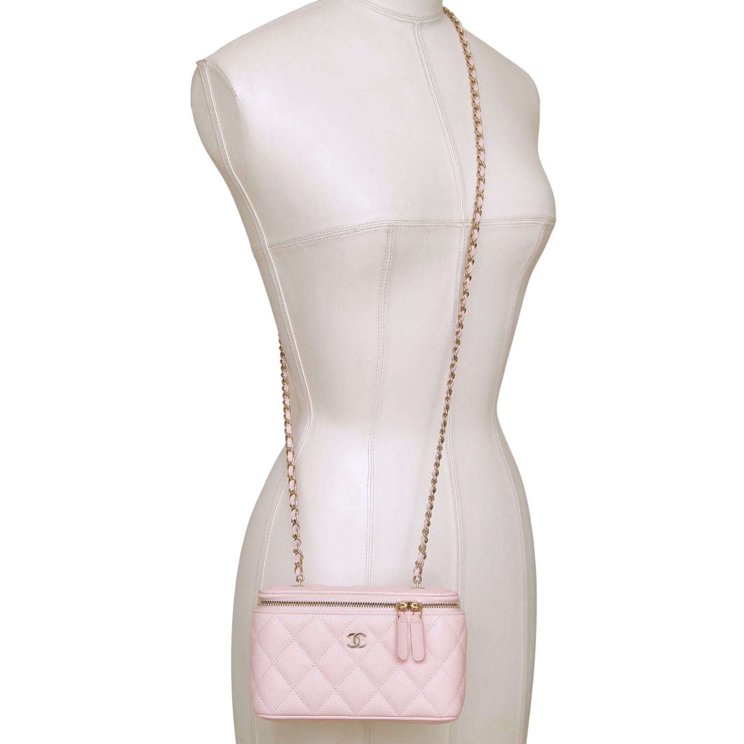 CHANEL LIGHT PINK CAVIAR VANITY CASE CROSSBODY BAG

Design: 
  - Light pink caviar quilted leather.
   - Leather/gold hardware chain crossbody shoulder strap.
  - Gold hardware CC logo at front.
  - 3/4 wrap-around top zipper closure.
  - Large CC