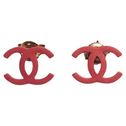 CHANEL 26S DOUBLE C LOGO ROUND PINK RESIN STUD EARRINGS IN GOLD METAL 633346 main image 0
