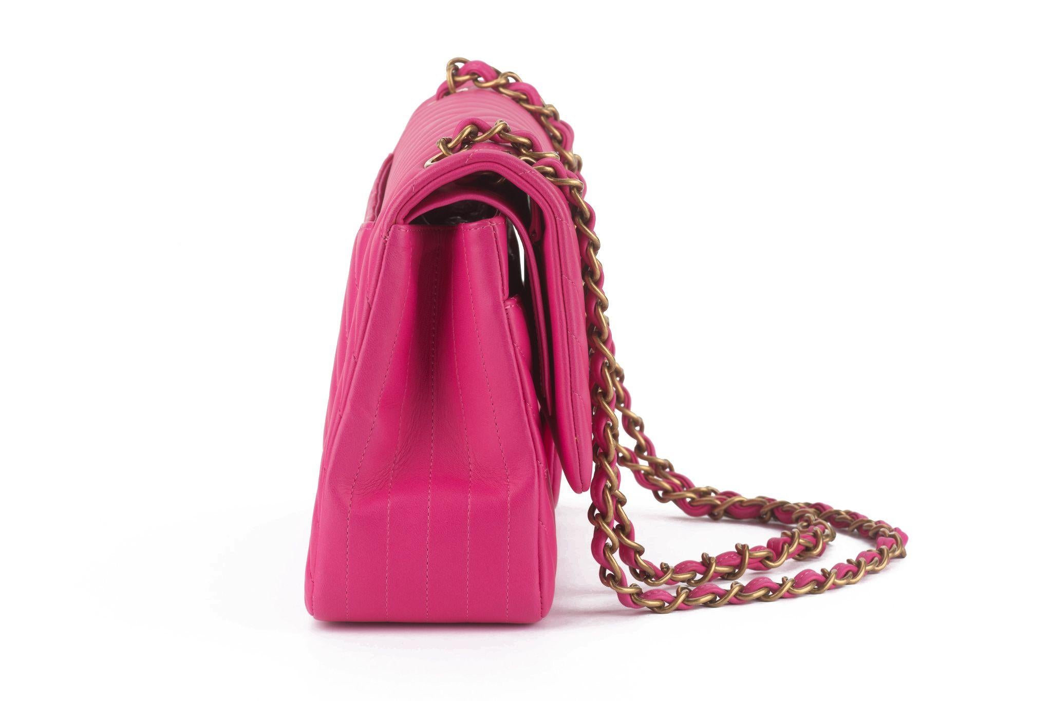 Rose Chanel Classic à double rabat et chevrons roses en vente