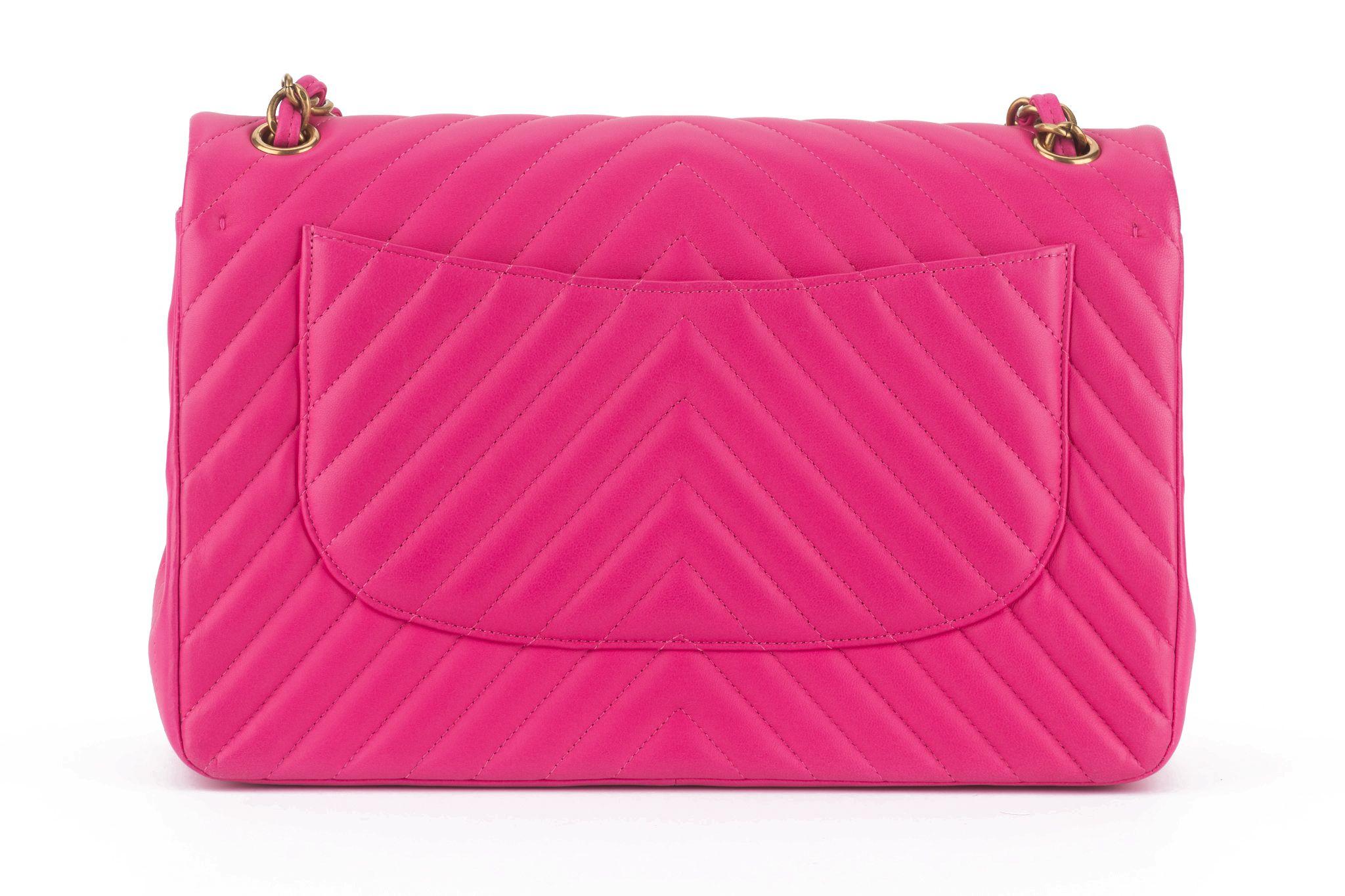 Chanel Classic à double rabat et chevrons roses Excellent état - En vente à West Hollywood, CA