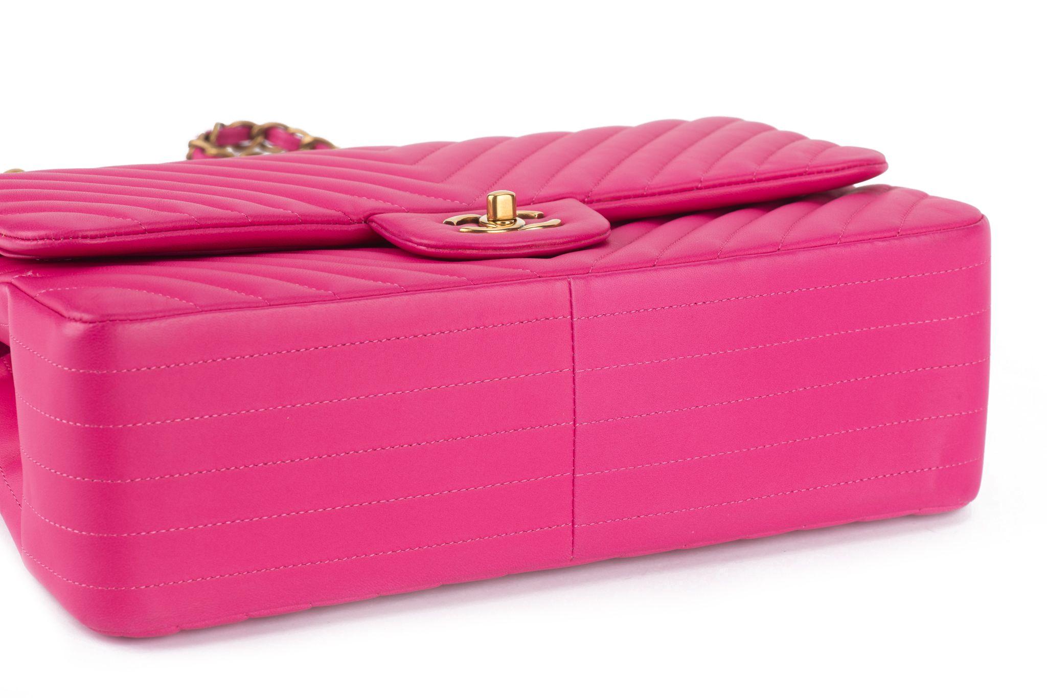 Chanel Classic à double rabat et chevrons roses en vente 1