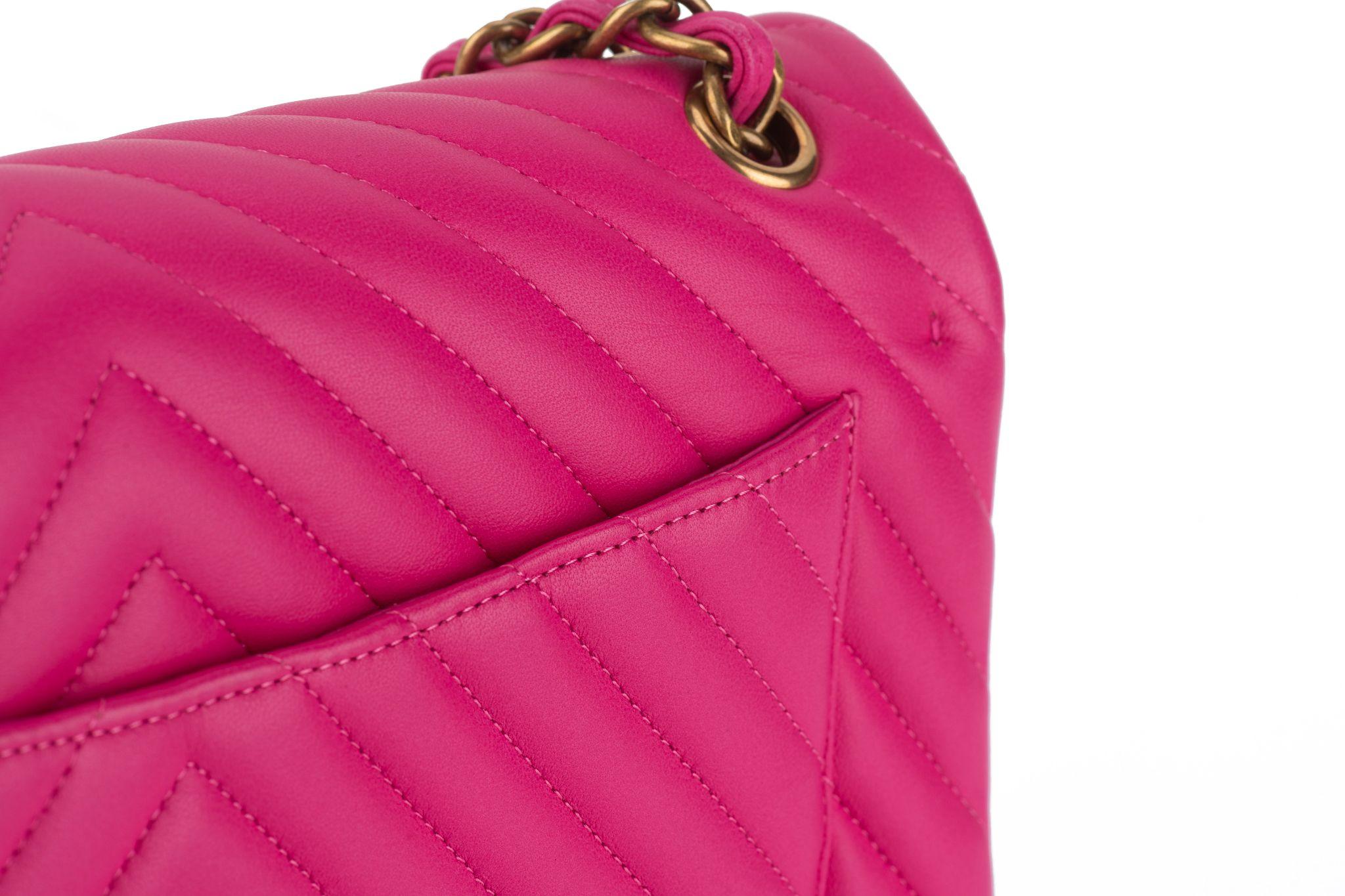 Chanel Classic à double rabat et chevrons roses en vente 2