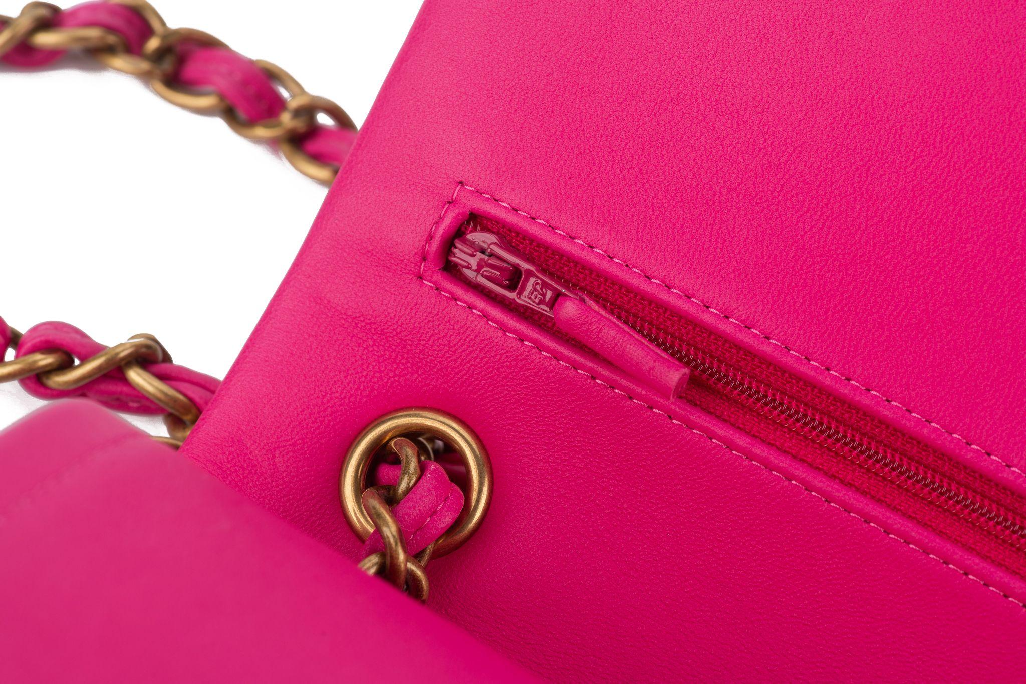 Chanel Classic à double rabat et chevrons roses en vente 4
