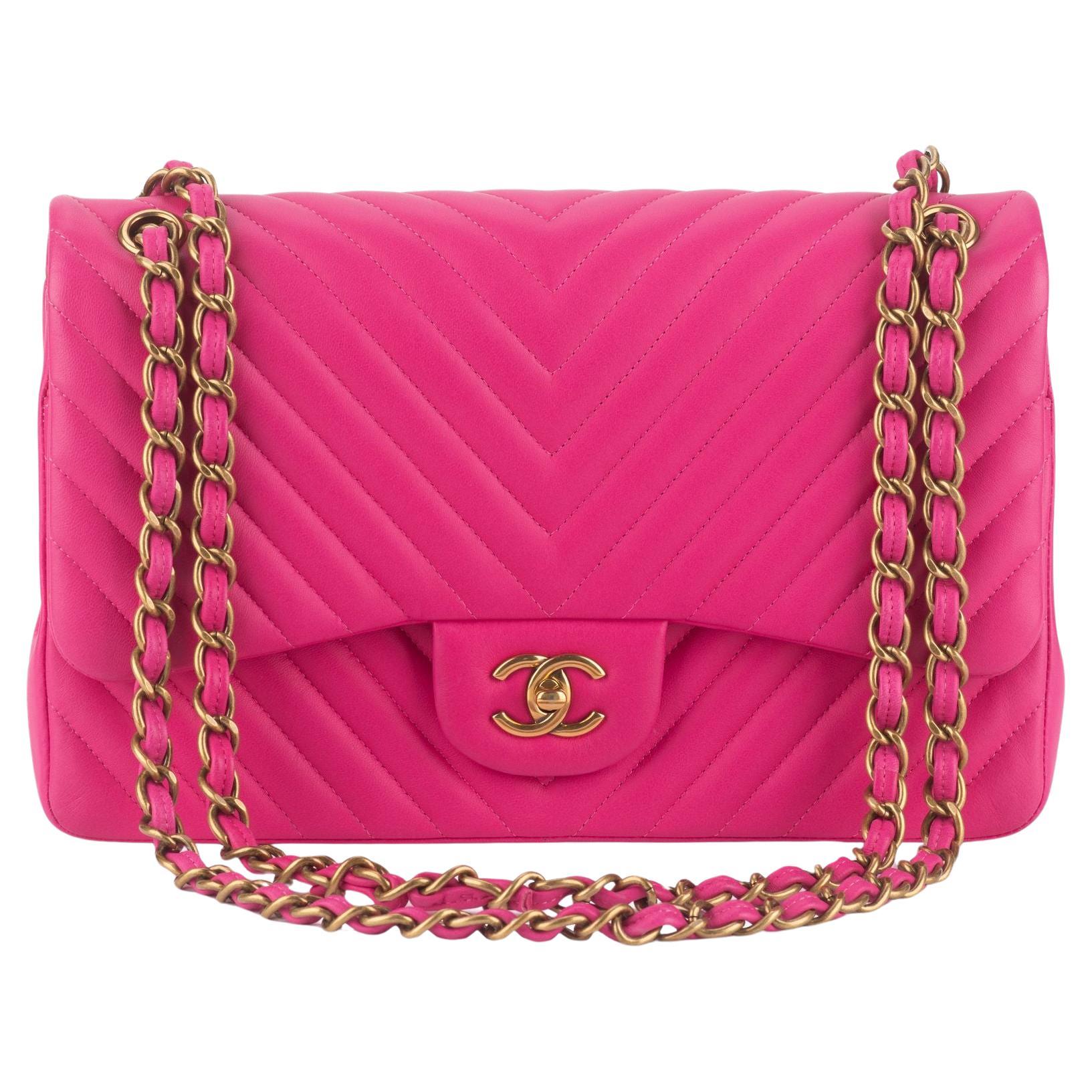 Chanel Classic à double rabat et chevrons roses