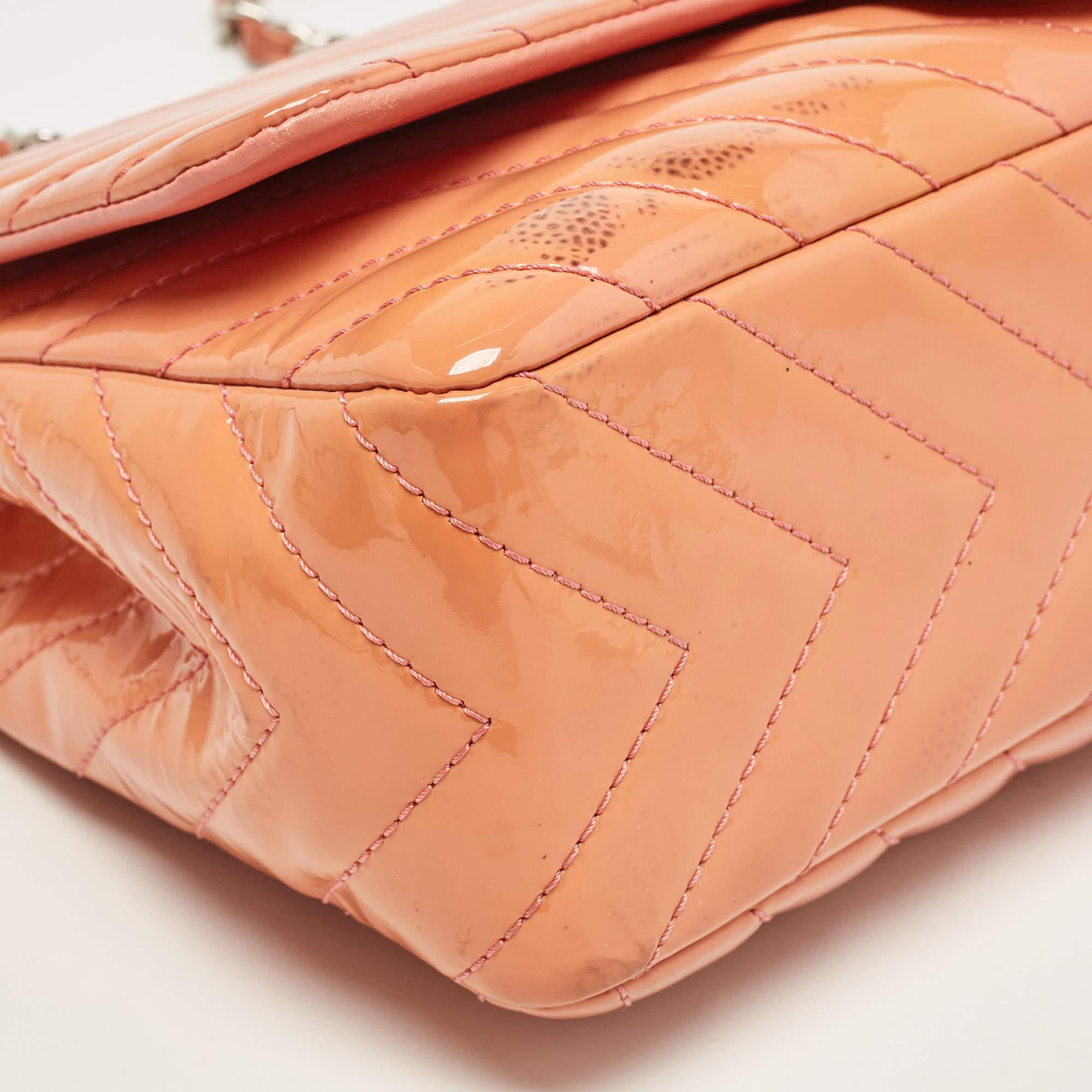 Chanel Rosa Chevron Charol Jumbo Classic Leather Bolso Solapa Simple en venta 8