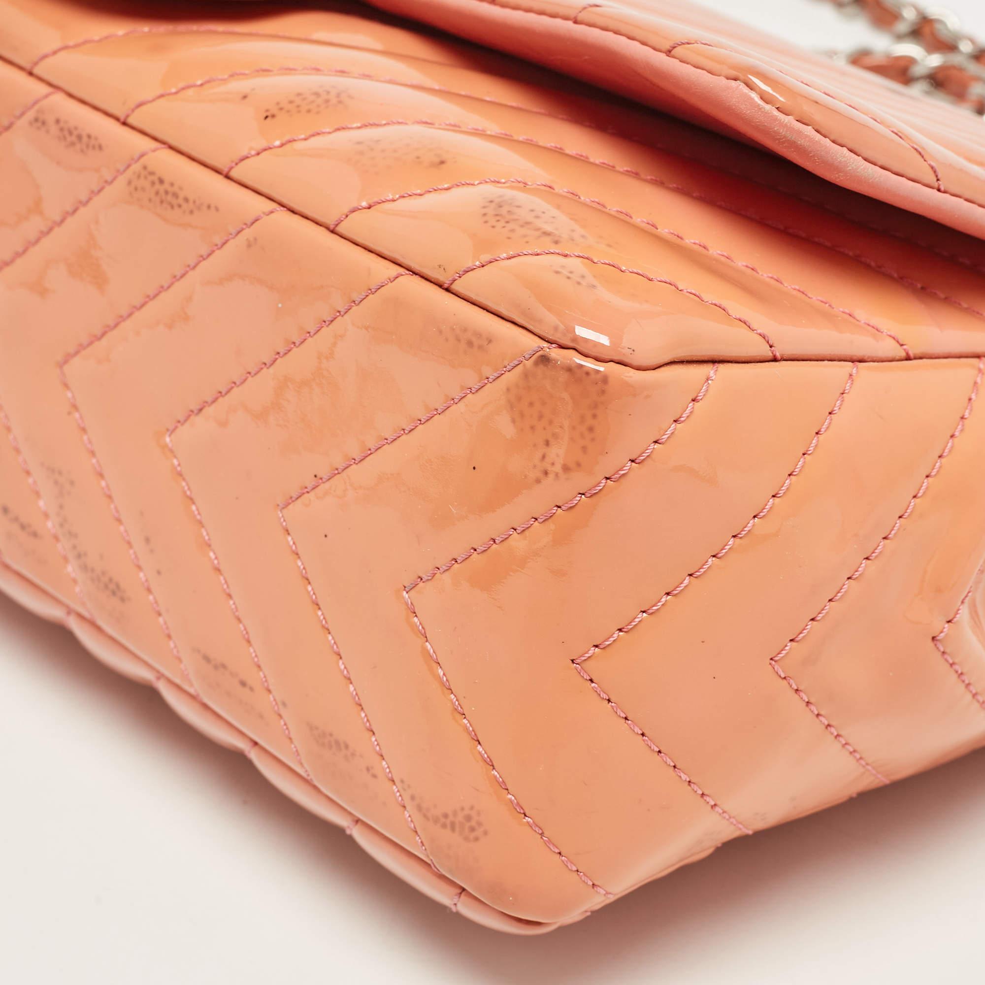 Chanel Rosa Chevron Charol Jumbo Classic Leather Bolso Solapa Simple en venta 9