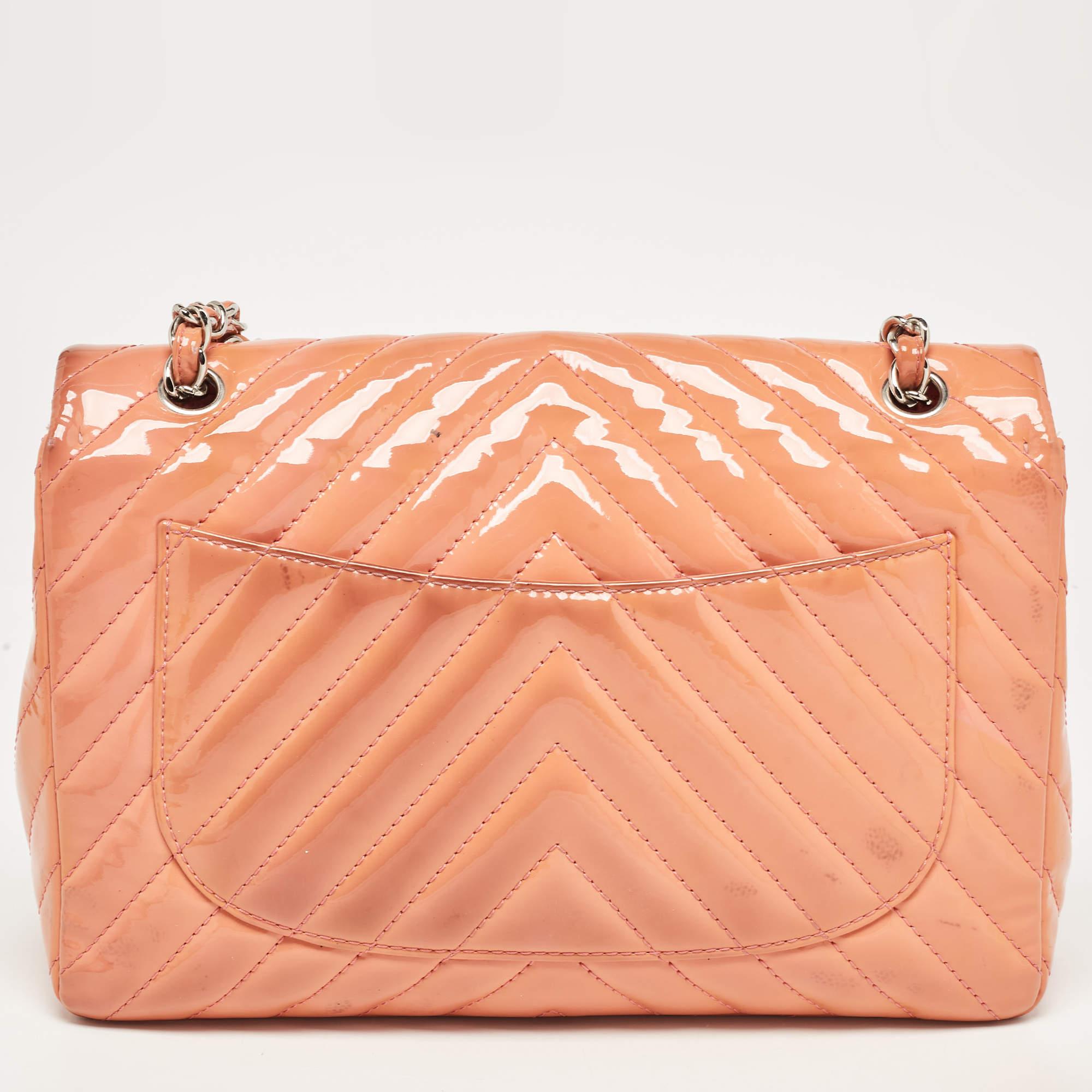 Los bolsos de diseño son los compañeros ideales para un sinfín de ocasiones Aquí tenemos una pieza que aúna moda y funcionalidad, elaborada con precisión. Está equipado con un interior de buen tamaño en el que caben fácilmente todos tus objetos