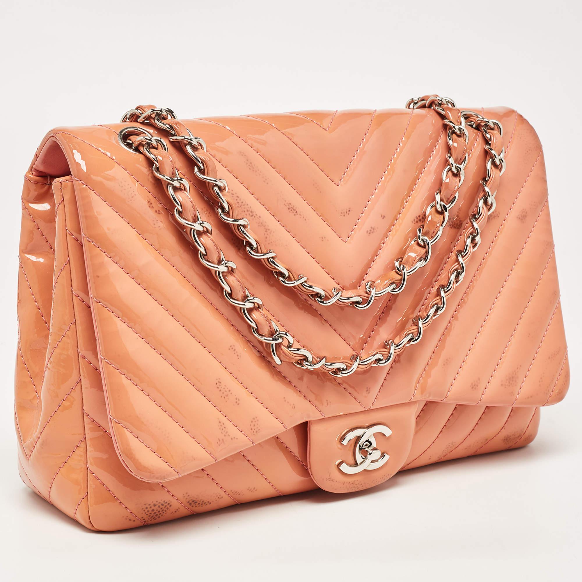 Chanel Rosa Chevron Charol Jumbo Classic Leather Bolso Solapa Simple en Bastante bueno estado para la venta en Dubai, Al Qouz 2